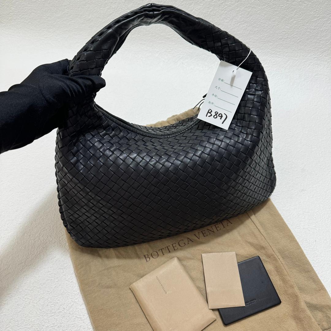 Bottega Veneta Intrecciato Hobo Bag Medium Black Lambskin leather In Excellent Condition In AUBERVILLIERS, FR