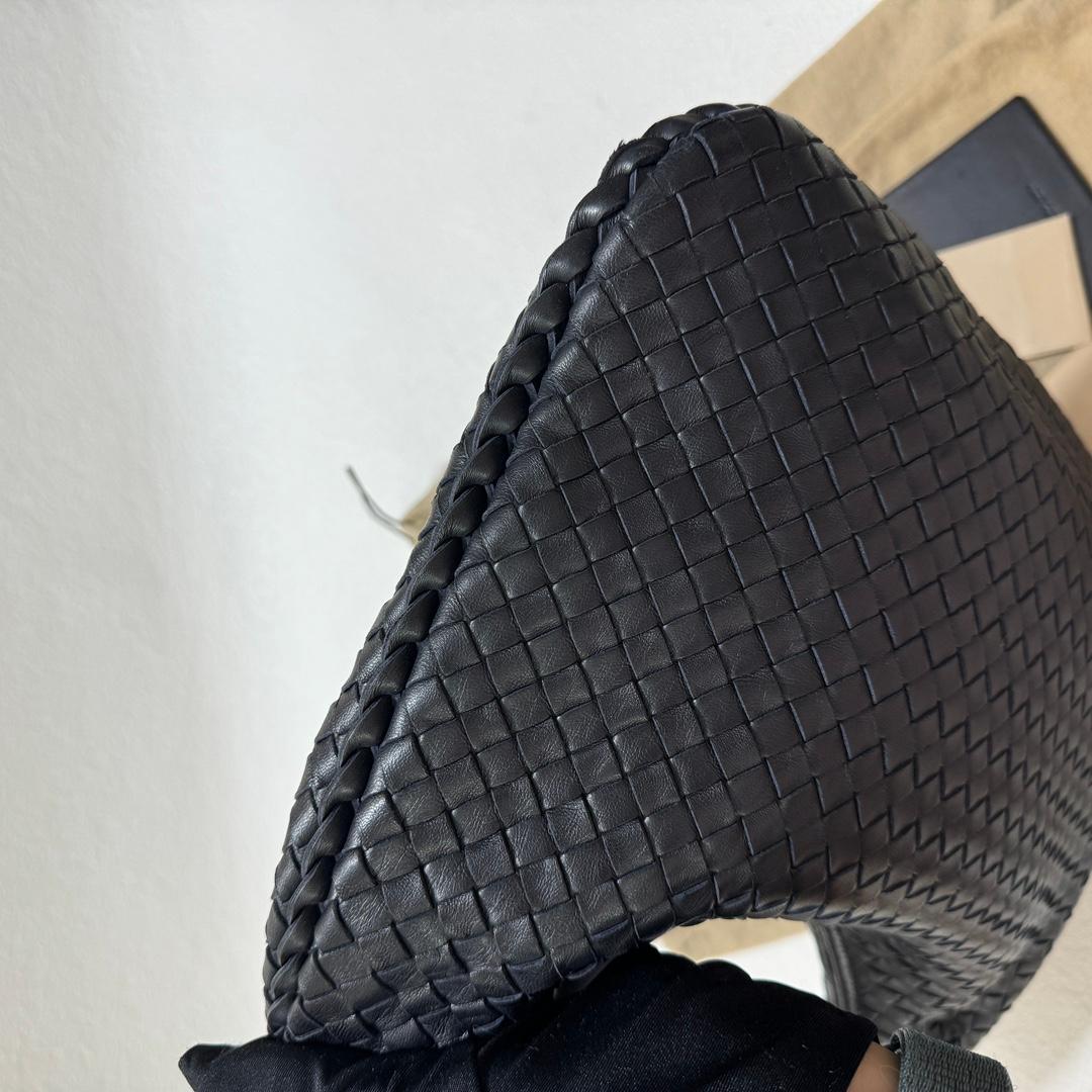 Bottega Veneta Intrecciato Hobo Bag Medium Black Lambskin leather For Sale 3