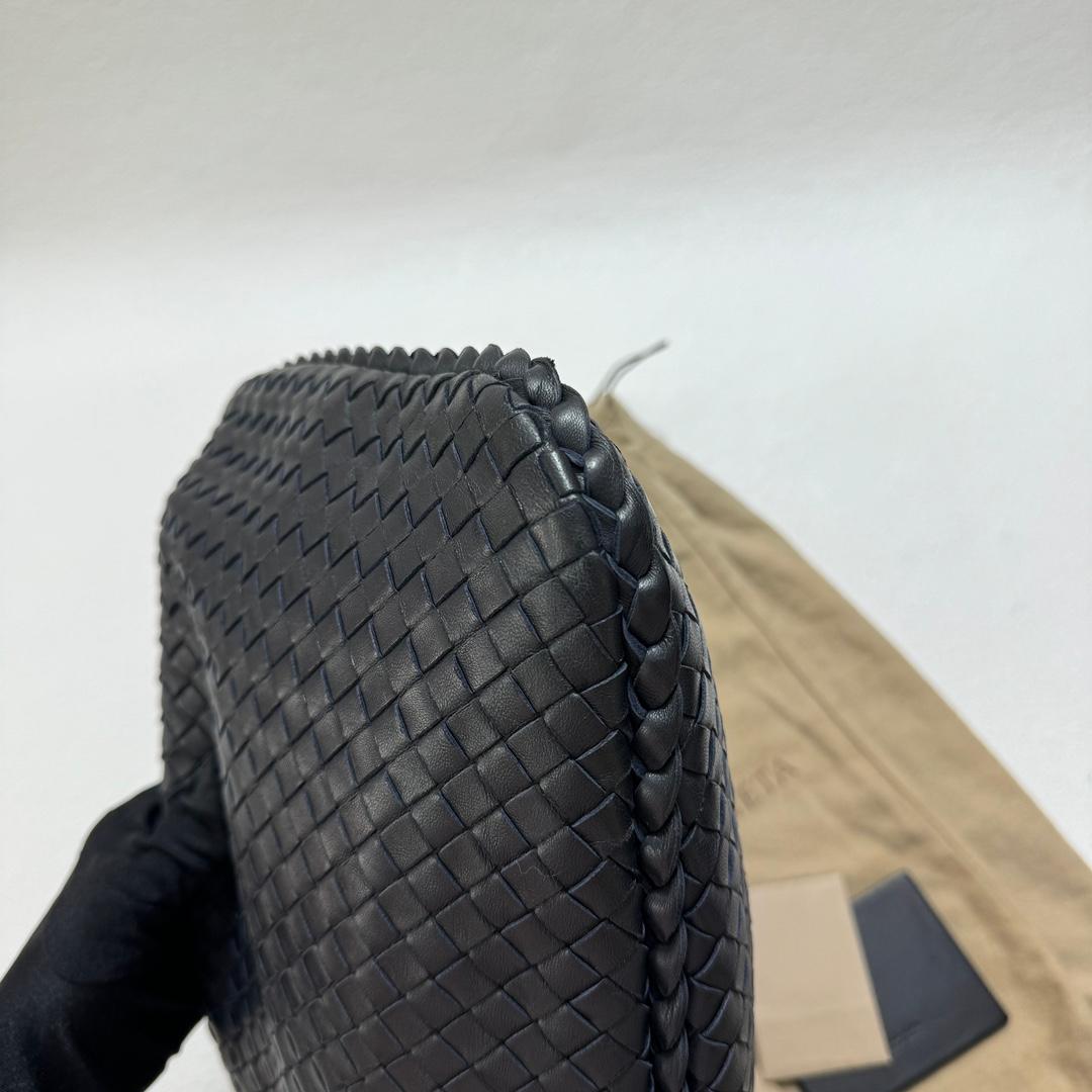 Bottega Veneta Intrecciato Hobo Bag Medium Black Lambskin leather For Sale 5