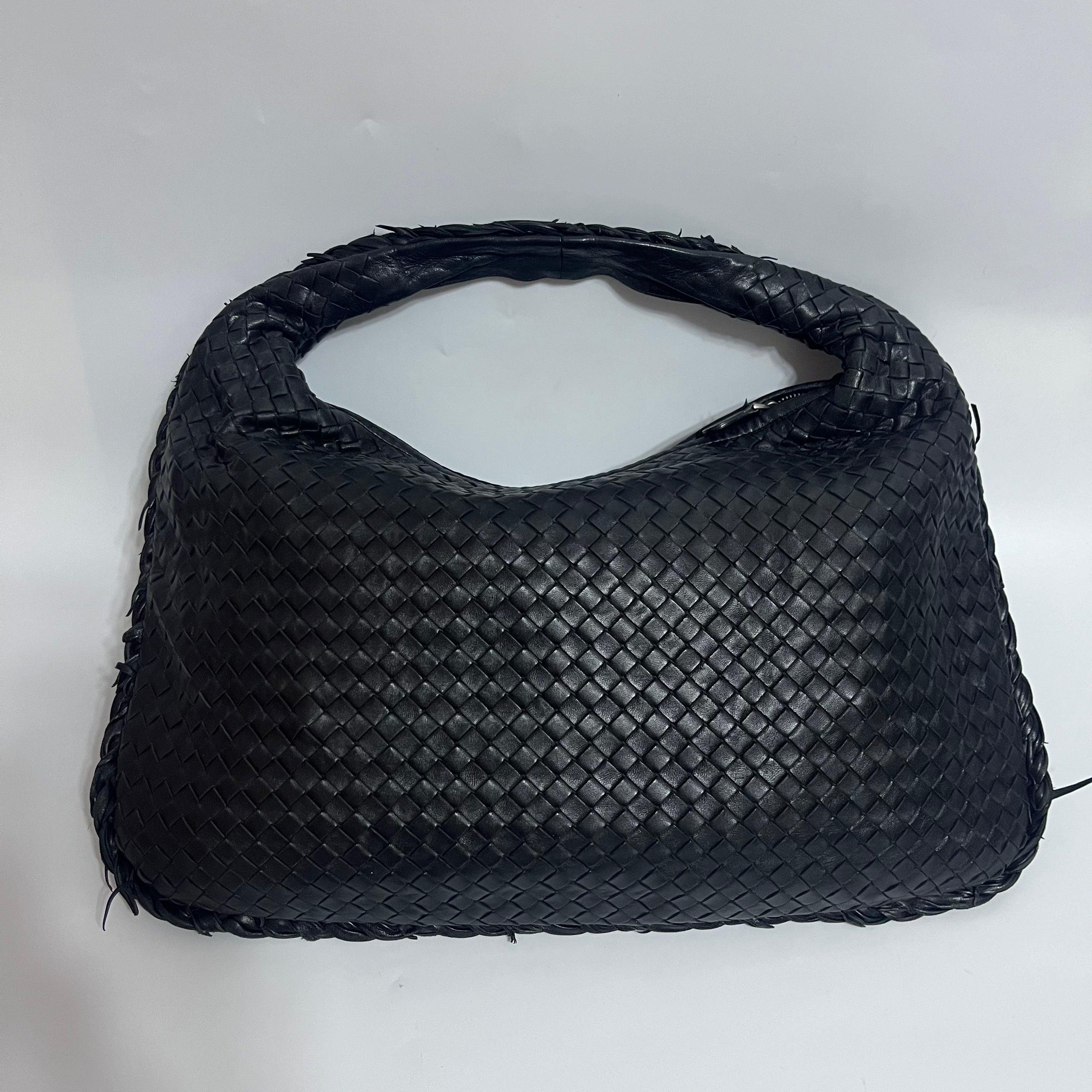 Bottega Veneta Bolso Hobo Intrecciato Piel Negro Mediano 47cm
 Estas son fotos profesionales de la bolsa real.
 Este Bolso Hobo Bottega Veneta es una pieza excepcional de lujo, fabricada en la emblemática piel de cordero negra con el tejido