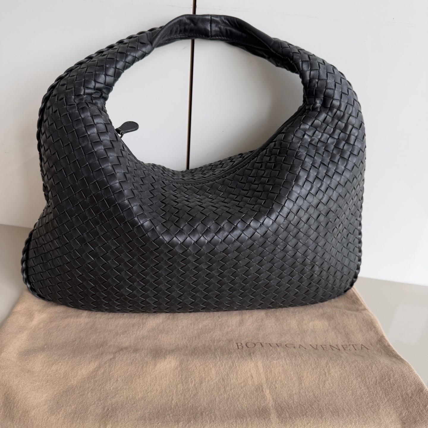 Bottega Veneta Intrecciato Hobo Bag Medium Black Leather 47cm Excellent état à AUBERVILLIERS, FR