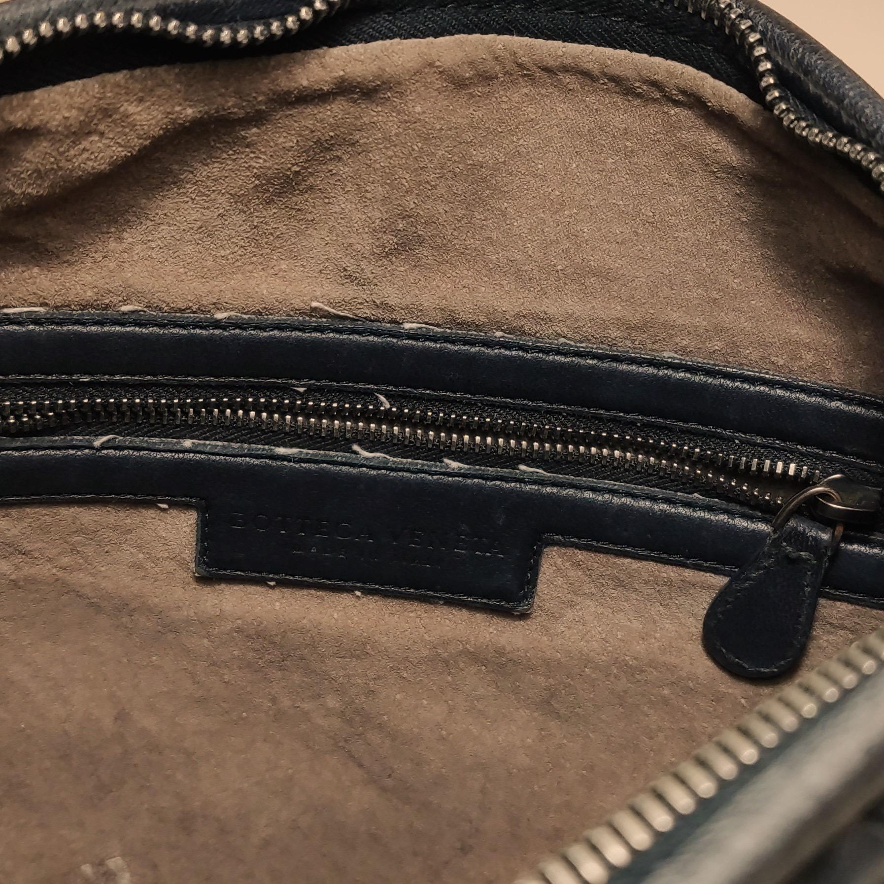 Bottega Veneta Intrecciato Hobo Bag Medium in pelle nera con borchie in metallo 40cm in vendita 5