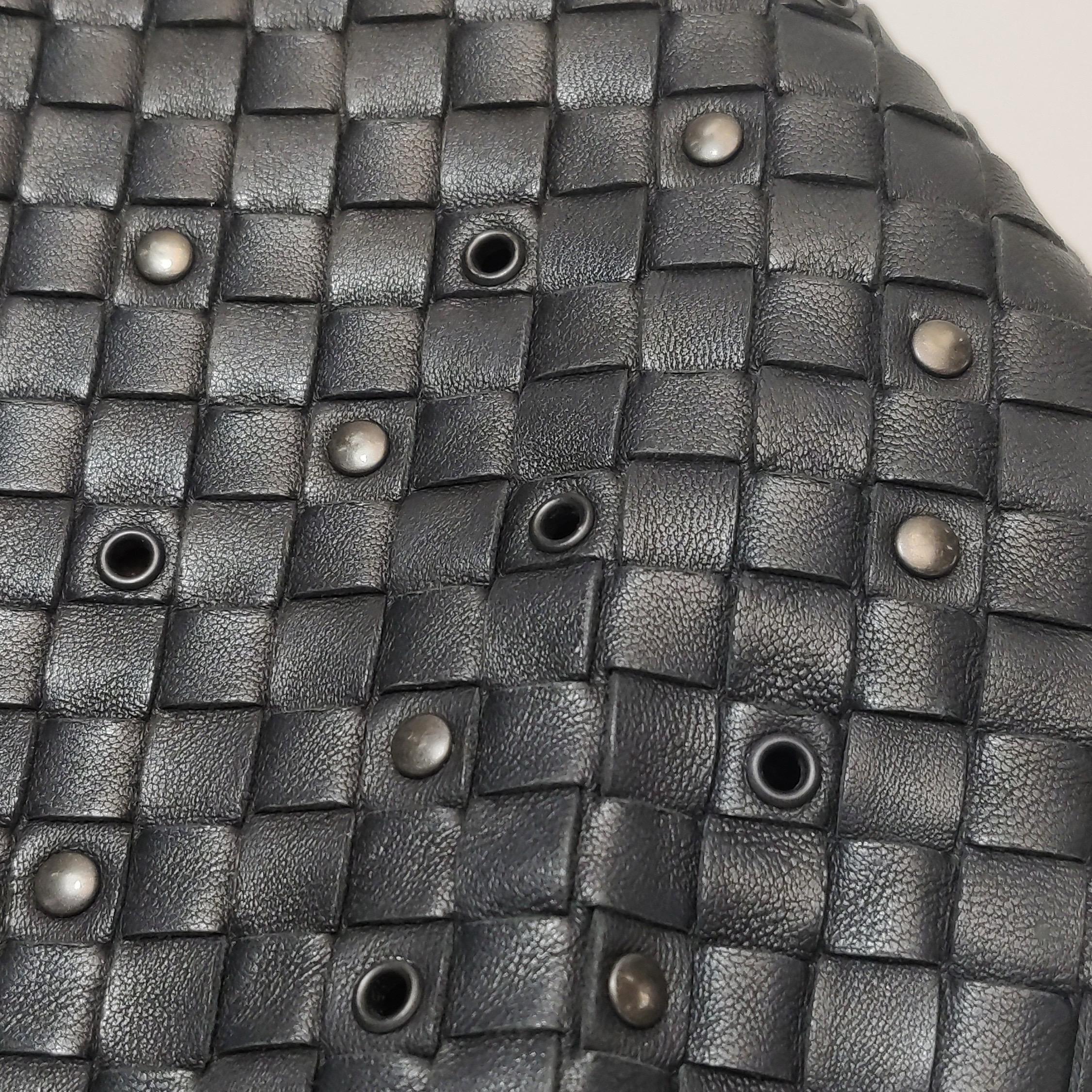 Bottega Veneta Intrecciato Hobo Bag Medium in pelle nera con borchie in metallo 40cm in vendita 7