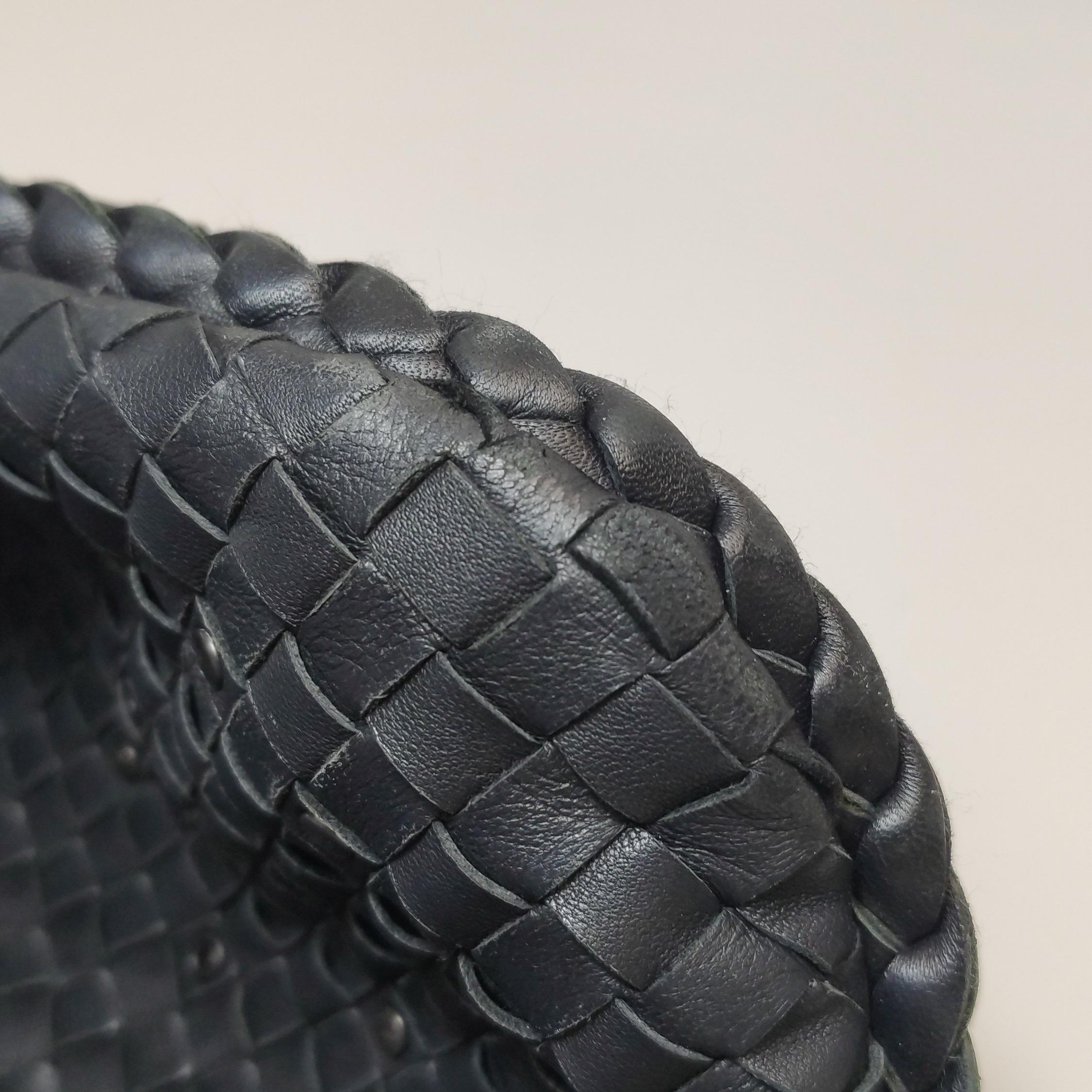 Bottega Veneta Intrecciato Hobo Bag Medium in pelle nera con borchie in metallo 40cm in vendita 11