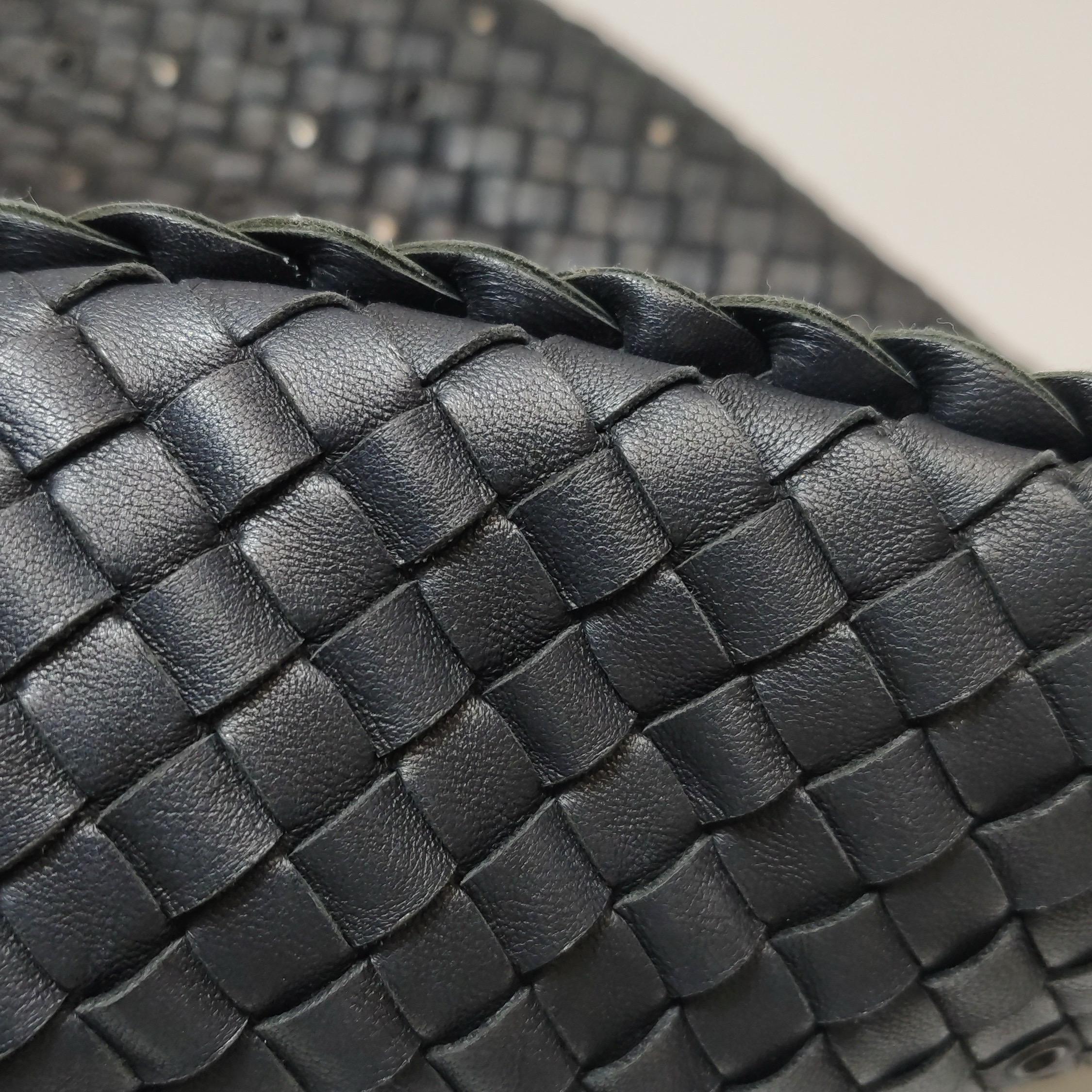 Bottega Veneta Intrecciato Hobo Bag Medium in pelle nera con borchie in metallo 40cm in vendita 12