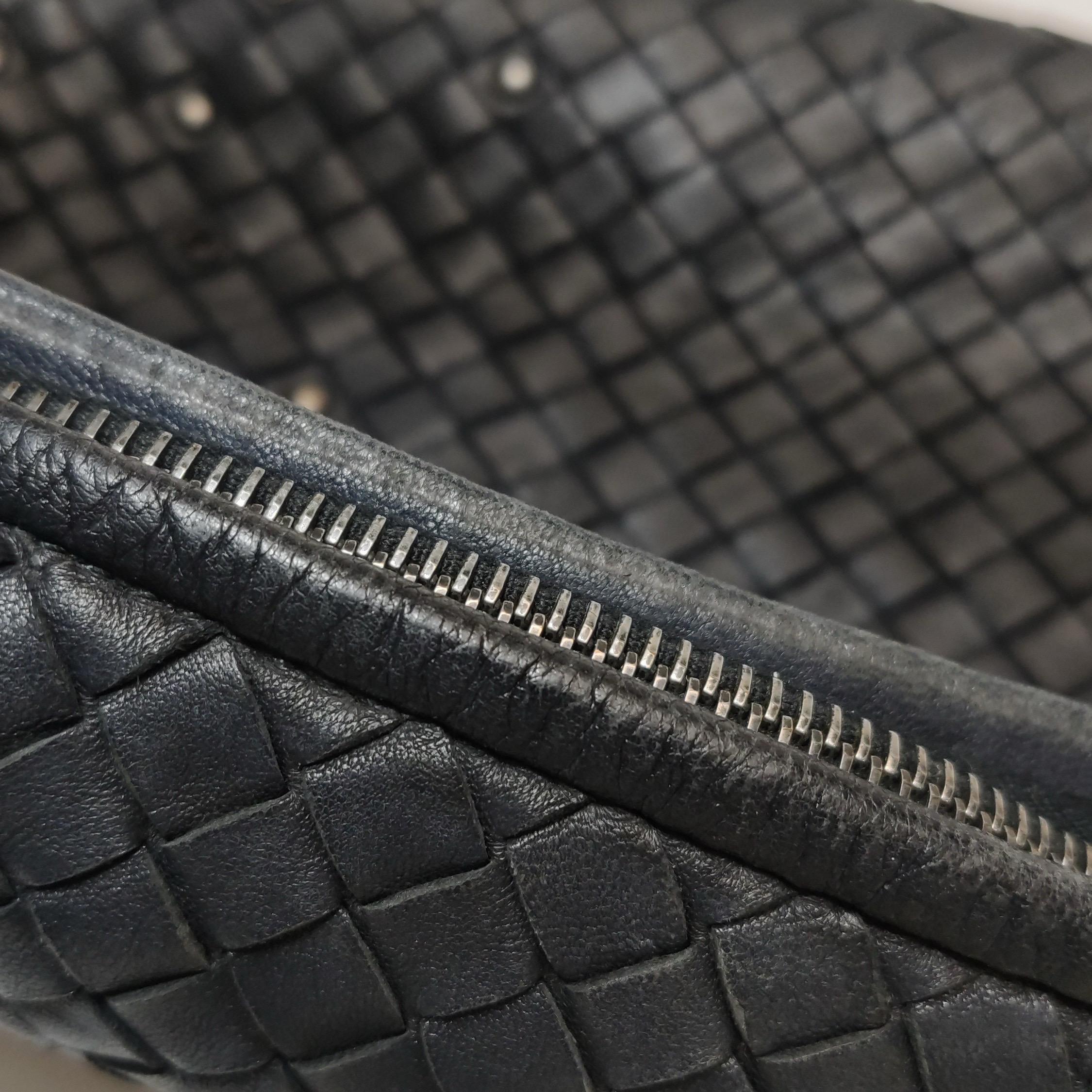 Bottega Veneta Intrecciato Hobo Bag Medium in pelle nera con borchie in metallo 40cm in vendita 13