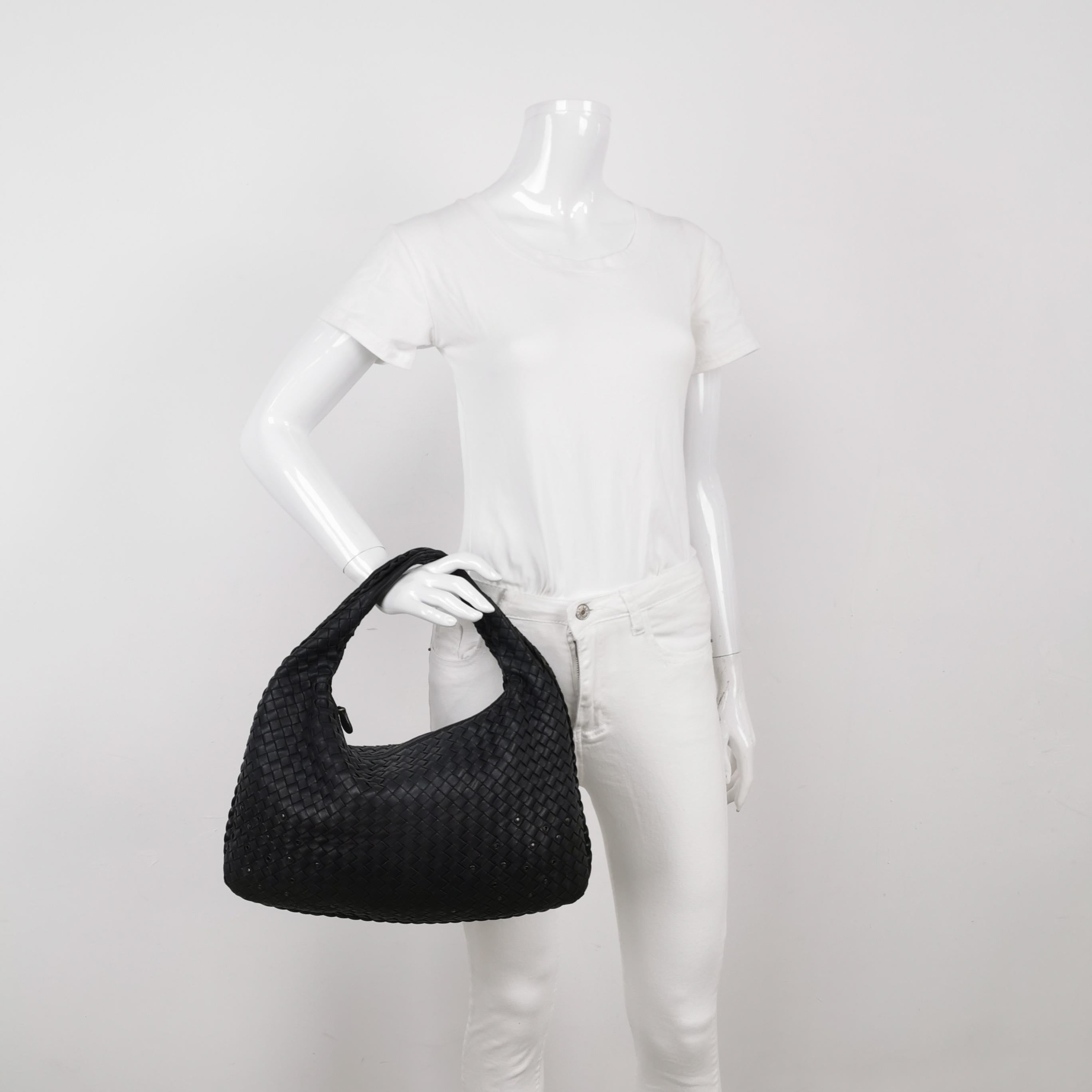 Bottega Veneta Intrecciato Hobo Bag Medium in pelle nera con borchie in metallo 40cm
Queste sono foto professionali della borsa offerta da Luxbags.
Questa borsa Hobo di Bottega Veneta è un pezzo di lusso eccezionale, realizzato con l'iconica pelle