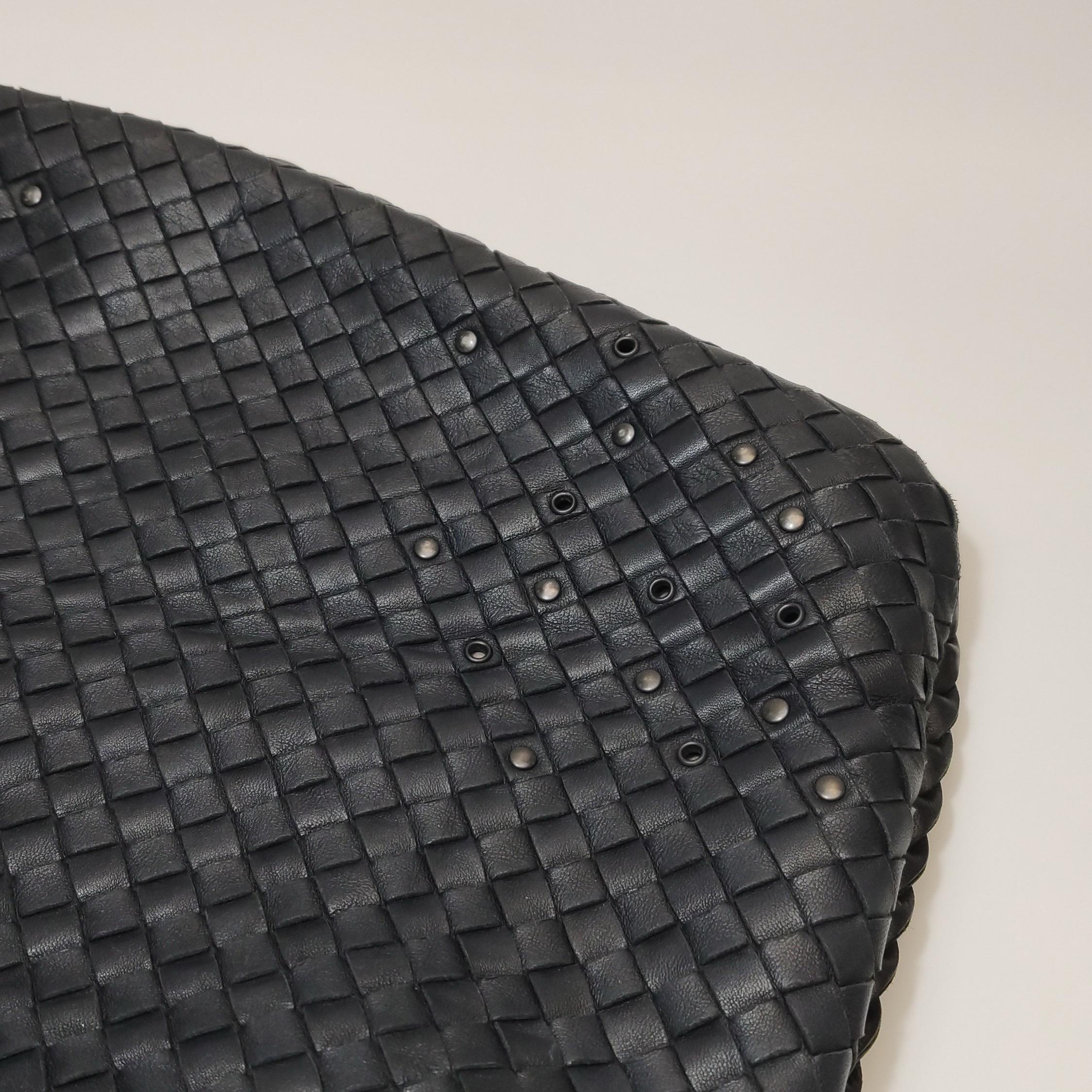 Bottega Veneta Intrecciato Hobo Bag Medium in pelle nera con borchie in metallo 40cm in vendita 15