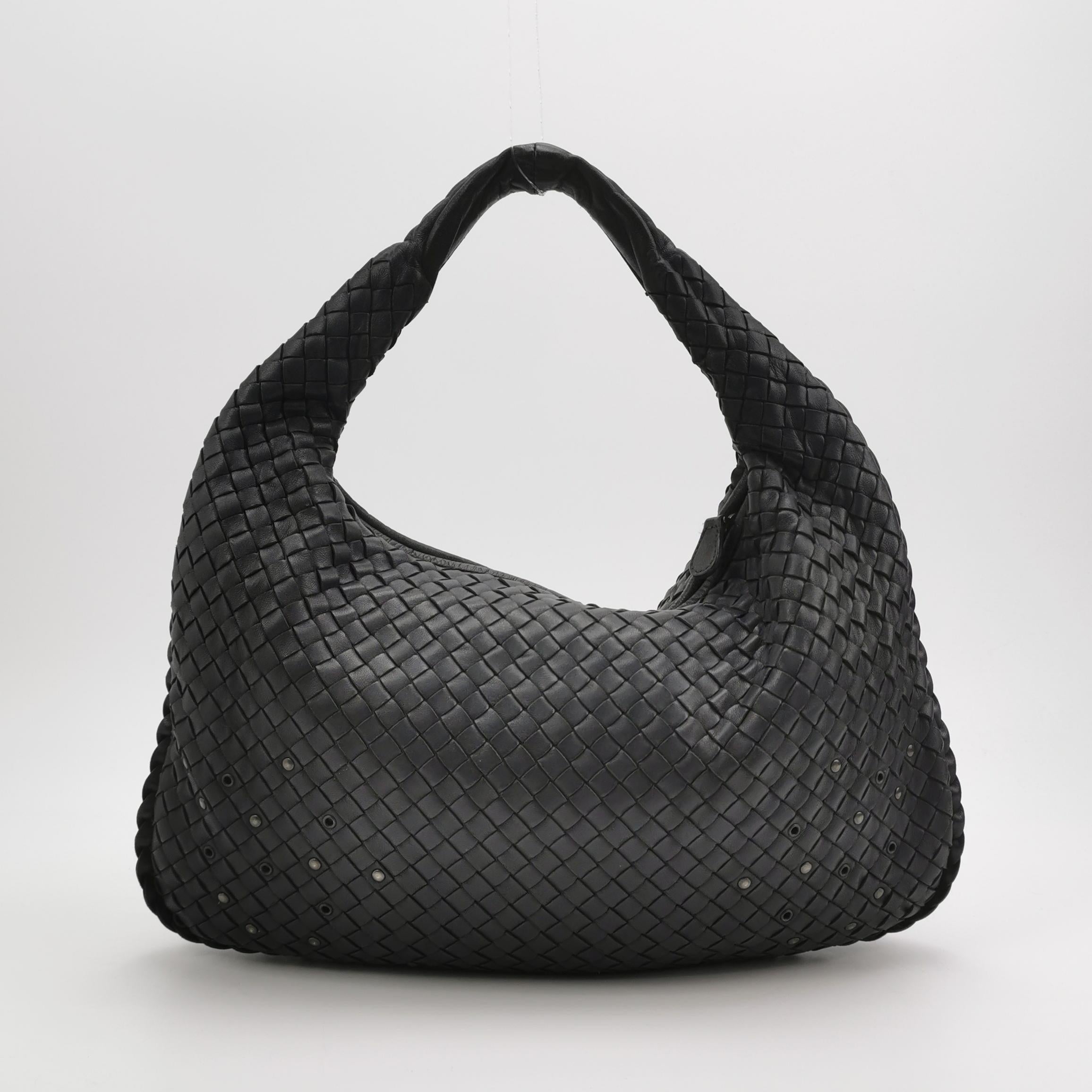 Nero Bottega Veneta Intrecciato Hobo Bag Medium in pelle nera con borchie in metallo 40cm in vendita