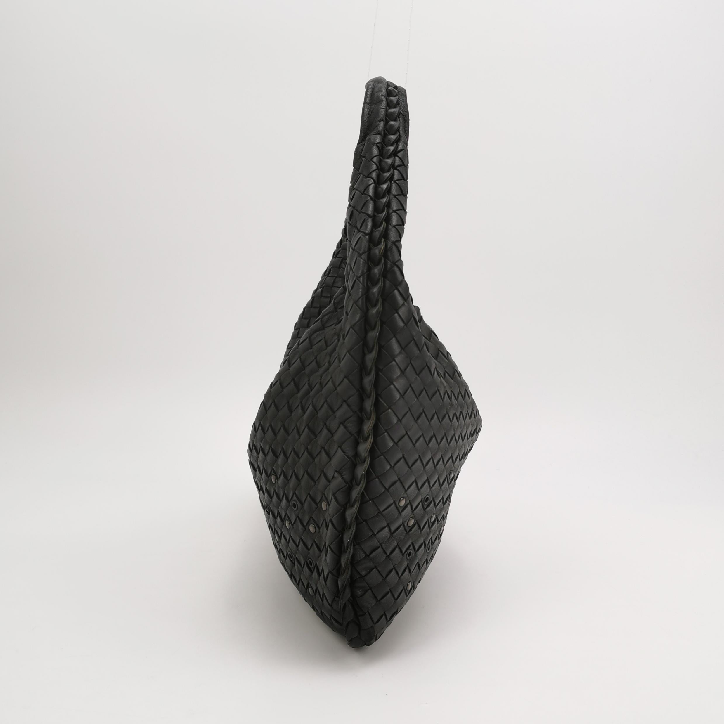 Bottega Veneta Intrecciato Hobo Bag Medium in pelle nera con borchie in metallo 40cm In condizioni buone in vendita a AUBERVILLIERS, FR