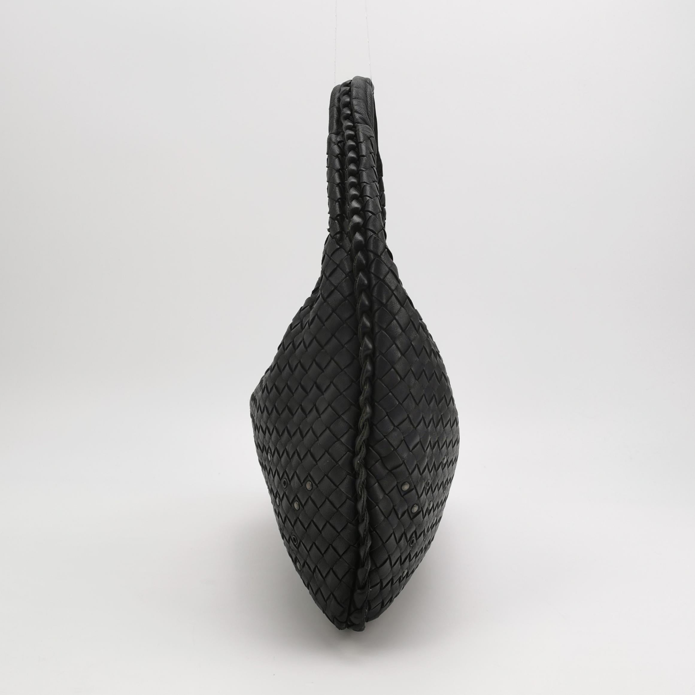 Donna Bottega Veneta Intrecciato Hobo Bag Medium in pelle nera con borchie in metallo 40cm in vendita