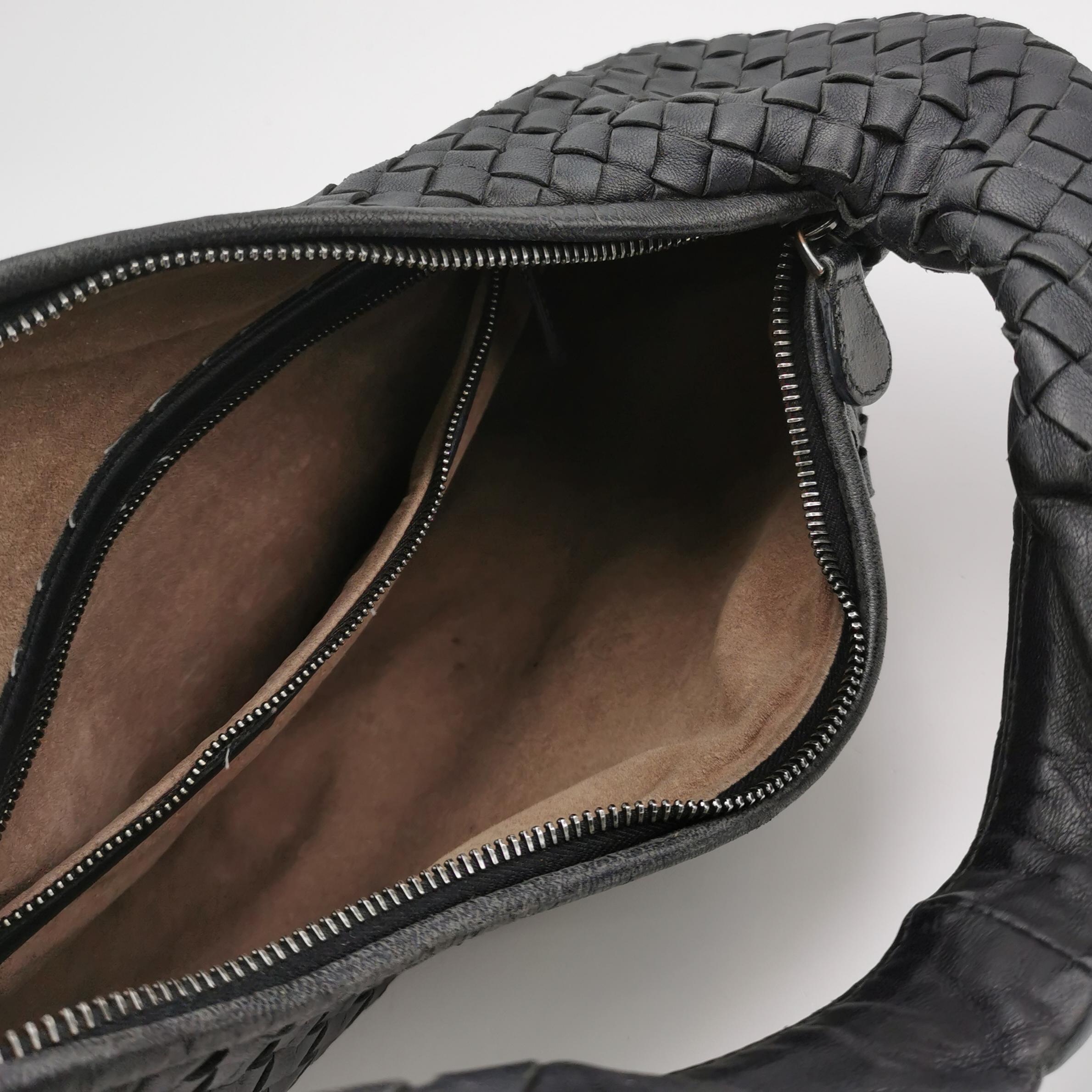 Bottega Veneta Intrecciato Hobo Bag Medium in pelle nera con borchie in metallo 40cm in vendita 2