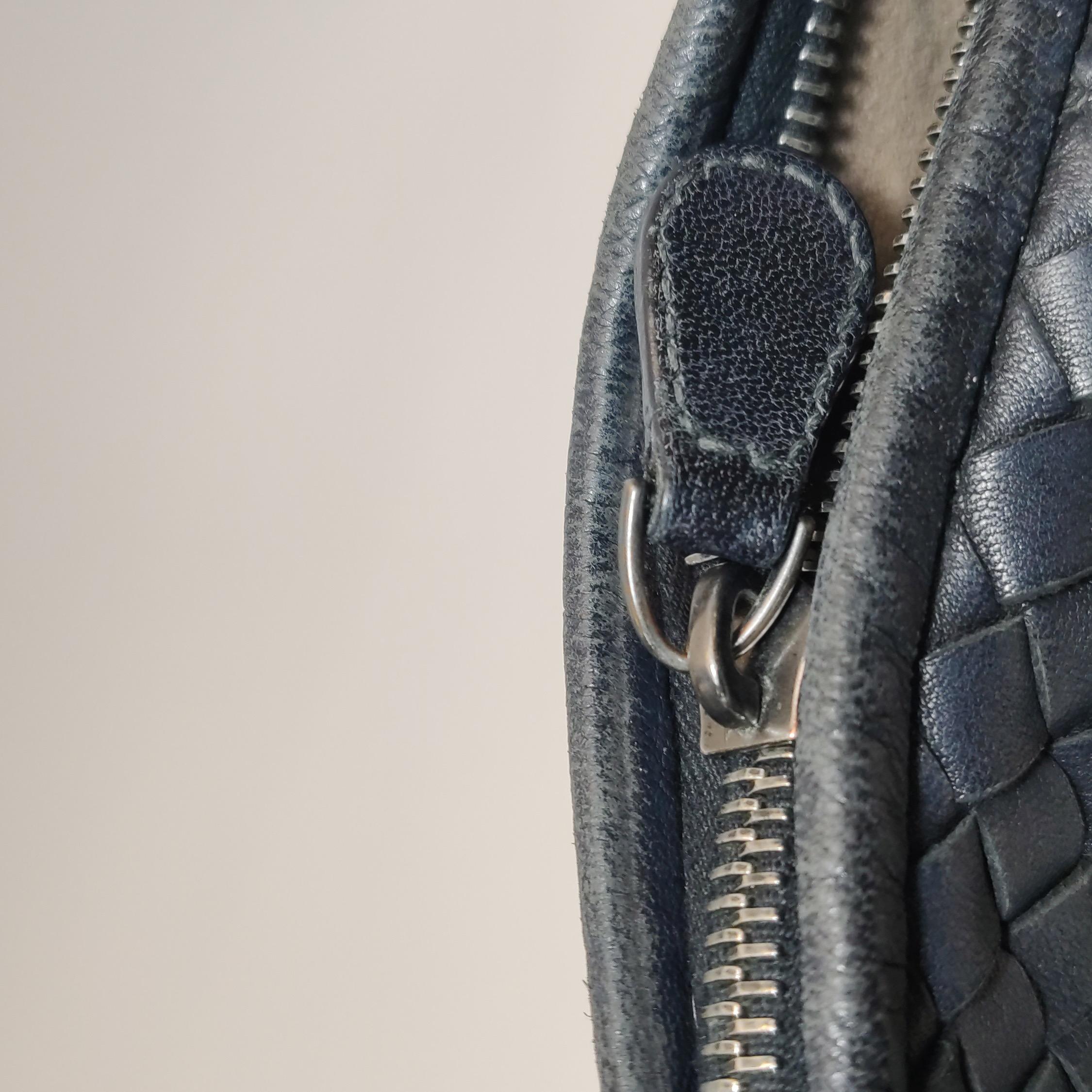Bottega Veneta Intrecciato Hobo Bag Medium in pelle nera con borchie in metallo 40cm in vendita 4