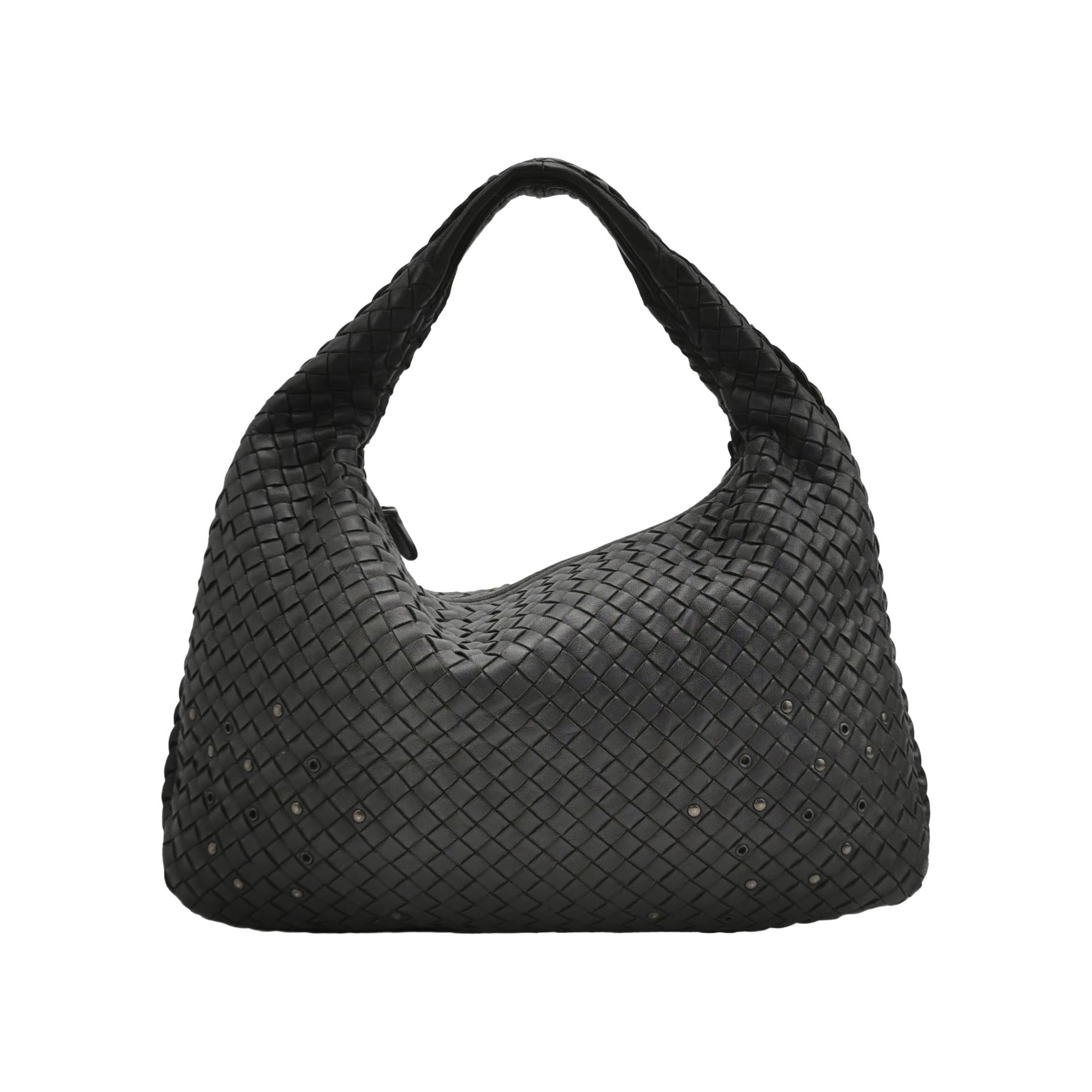 Bottega Veneta Intrecciato Hobo Bag Medium Cuir noir avec clous métalliques 40cm