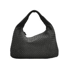 Bottega Veneta Intrecciato Hobo Bag Medium in pelle nera con borchie in metallo 40cm