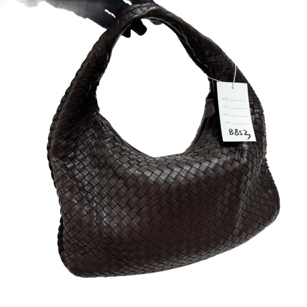 Bottega Veneta Intrecciato Hobo Bag Medium Brown Lambskin leather 40cm These are professional photos of the actual bag offered by Luxbags. This Bottega Veneta Hobo Bag is an exceptional piece of luxury, crafted from iconic brown lambskin leather