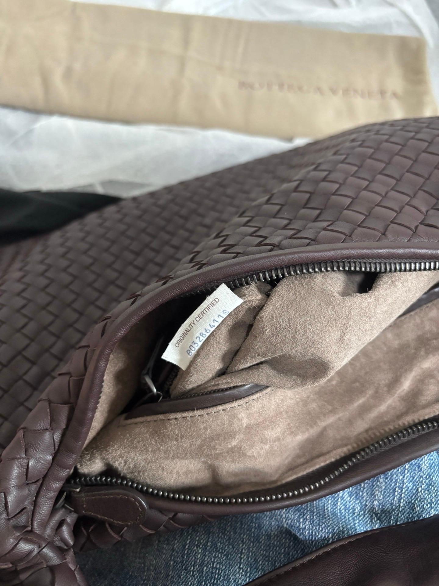 Bottega Veneta Intrecciato Hobo Bag Medium Brown Lambskin leather 40cm In Excellent Condition In AUBERVILLIERS, FR