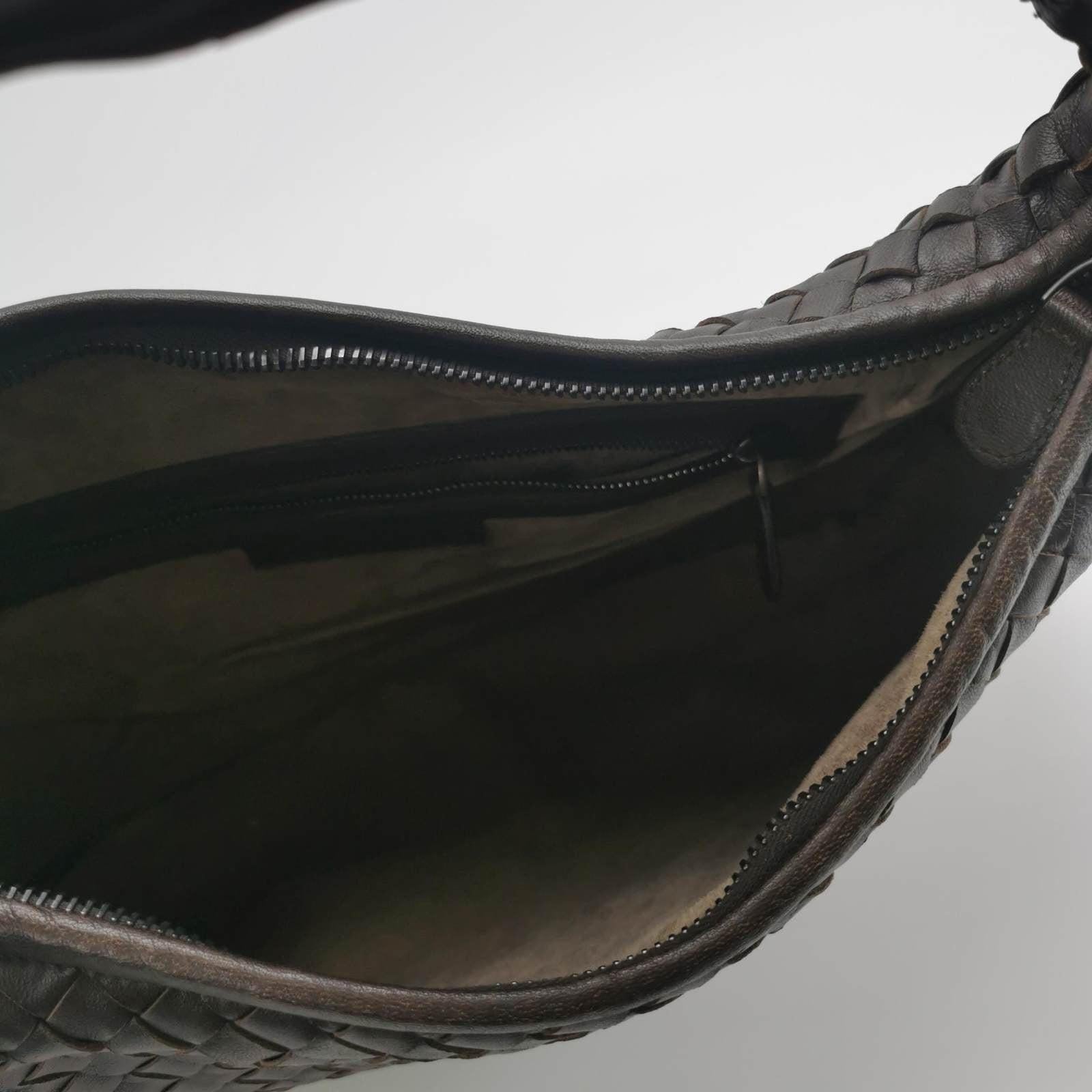 Bottega Veneta Intrecciato Hobo Bag Medium Chocolate Brown Lambskin leather 40cm Excellent état à AUBERVILLIERS, FR