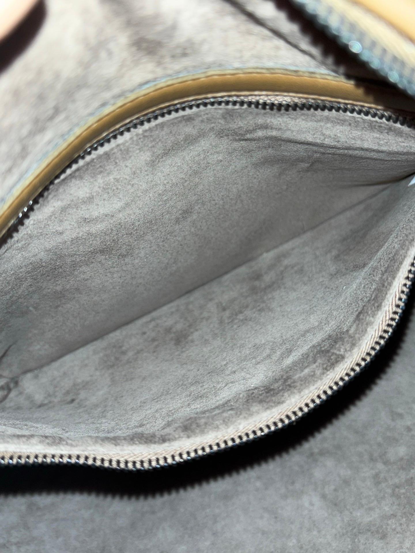 Bottega Veneta Intrecciato Hobo Bag Medium Milk Chocolate Brown 40cm en vente 12