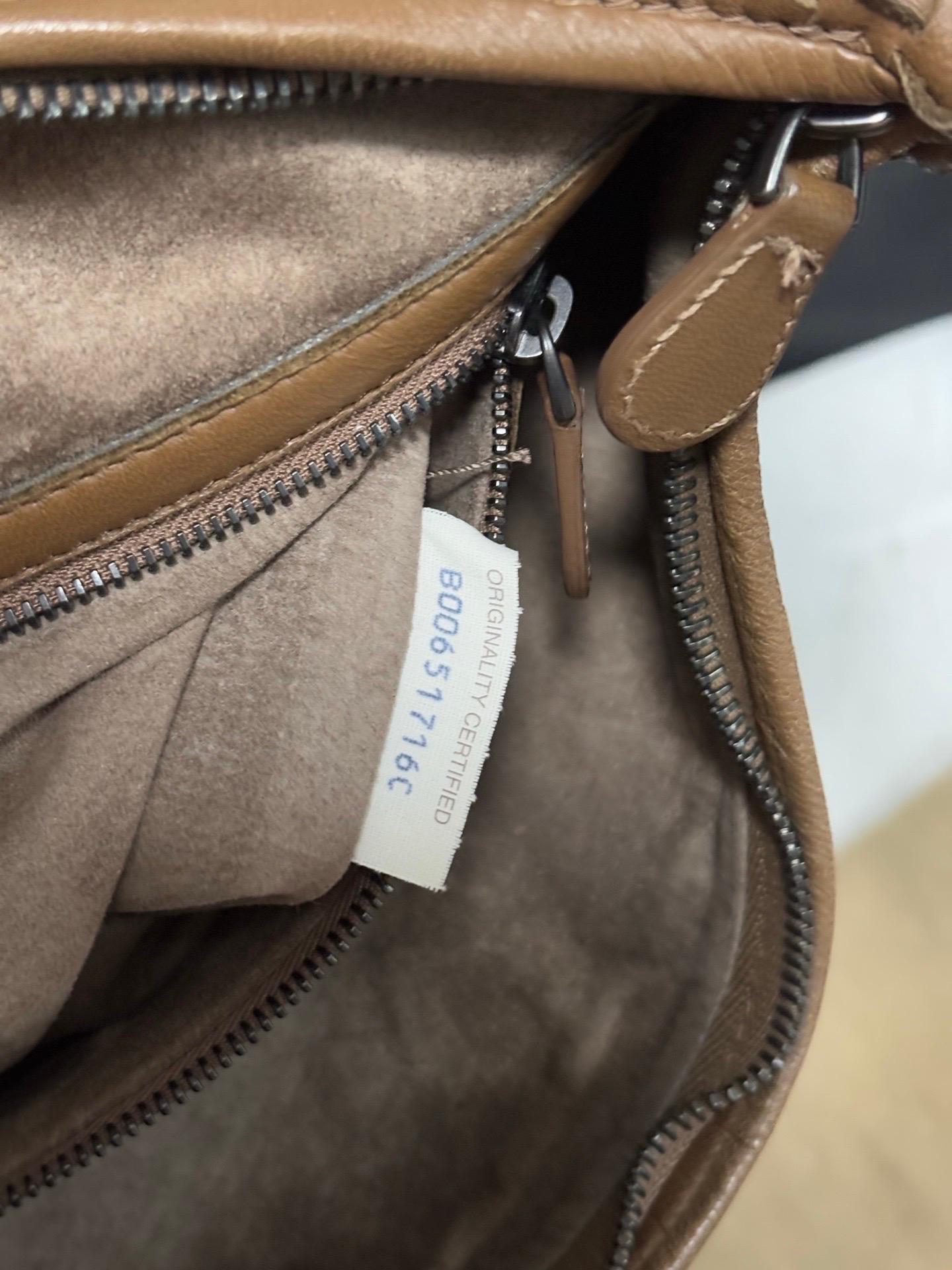 Bottega Veneta Intrecciato Hobo Bag Medium Milk Chocolate Brown 40cm en vente 13