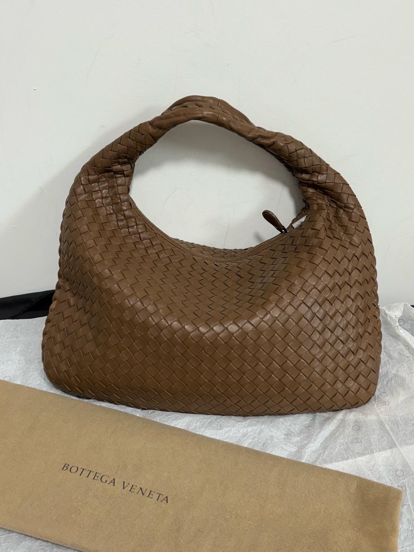 Marron Bottega Veneta Intrecciato Hobo Bag Medium Milk Chocolate Brown 40cm en vente