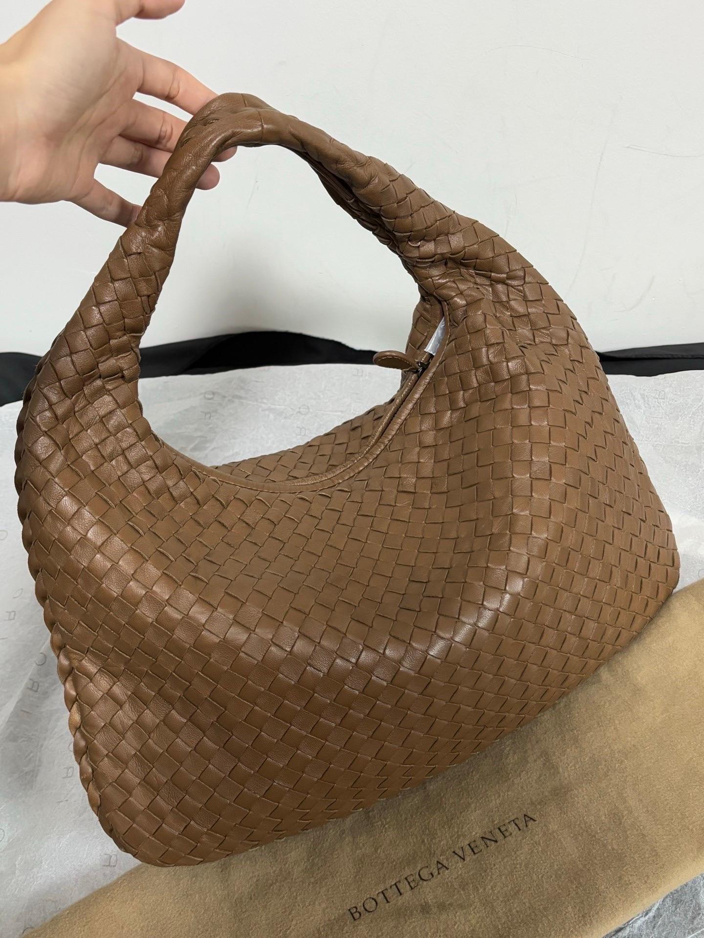 Bottega Veneta Intrecciato Hobo Bag Medium Milk Chocolate Brown 40cm Bon état - En vente à AUBERVILLIERS, FR