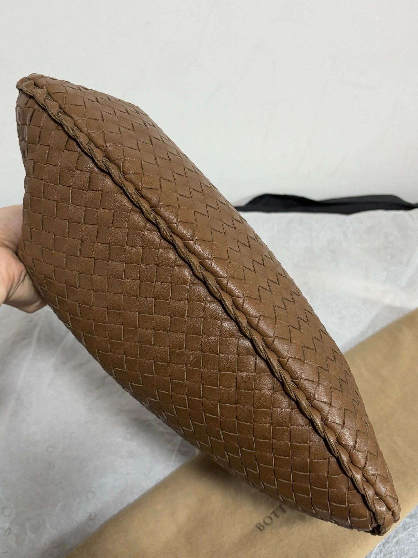 Bottega Veneta Intrecciato Hobo Bag Medium Milk Chocolate Brown 40cm en vente 4