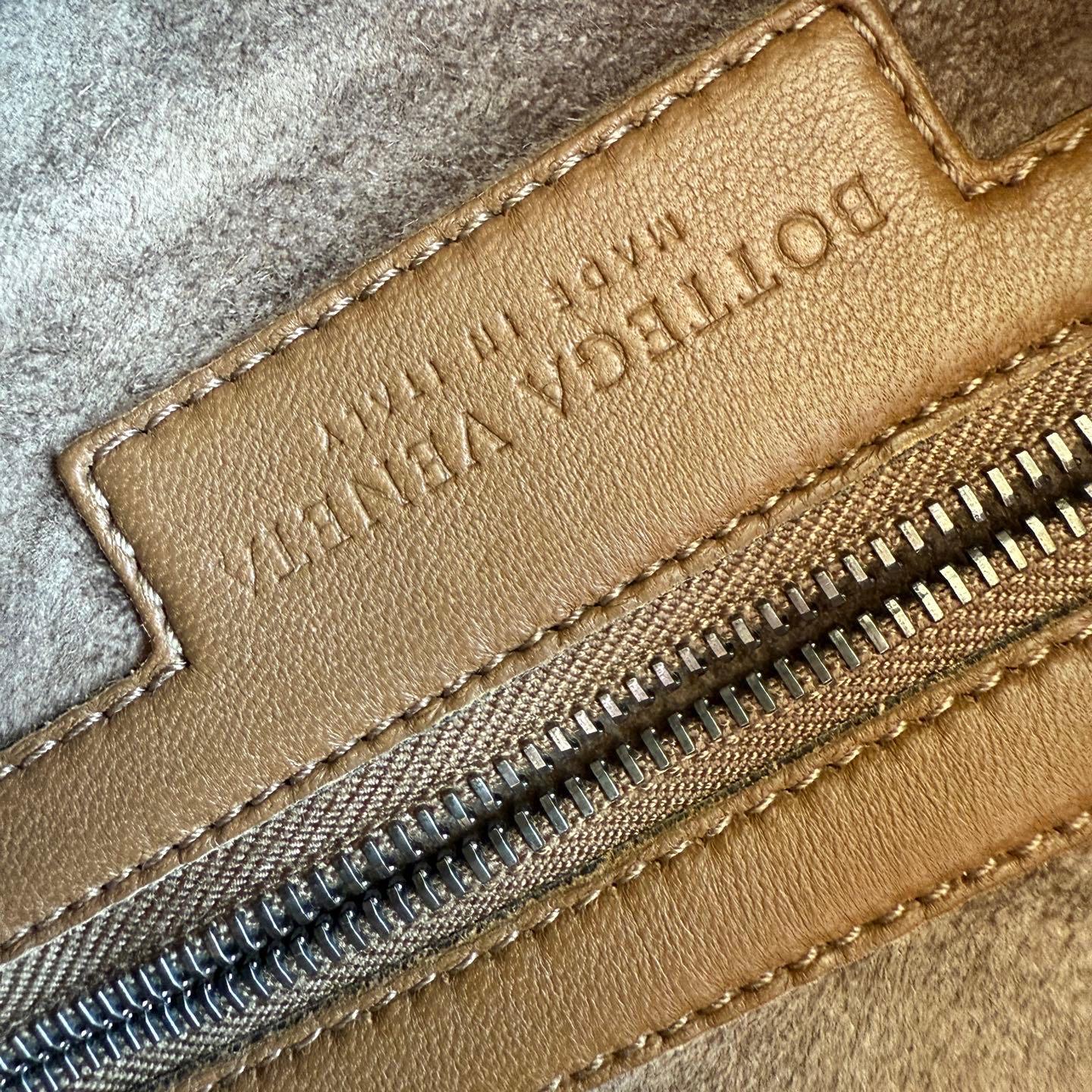 Bottega Veneta Intrecciato Hobo Tasche Medium Milchschokolade Braun Leder 47cm im Angebot 7