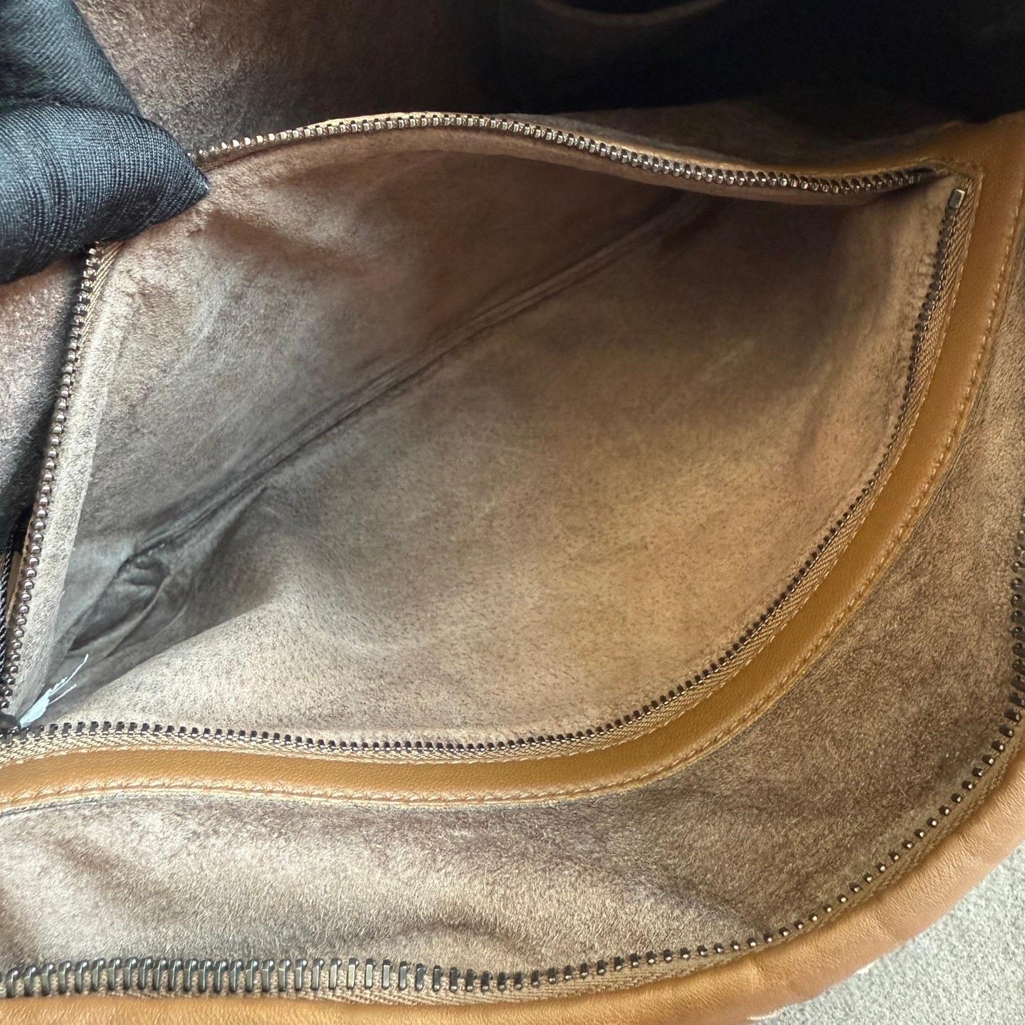 Bottega Veneta Intrecciato Hobo Tasche Medium Milchschokolade Braun Leder 47cm im Angebot 9