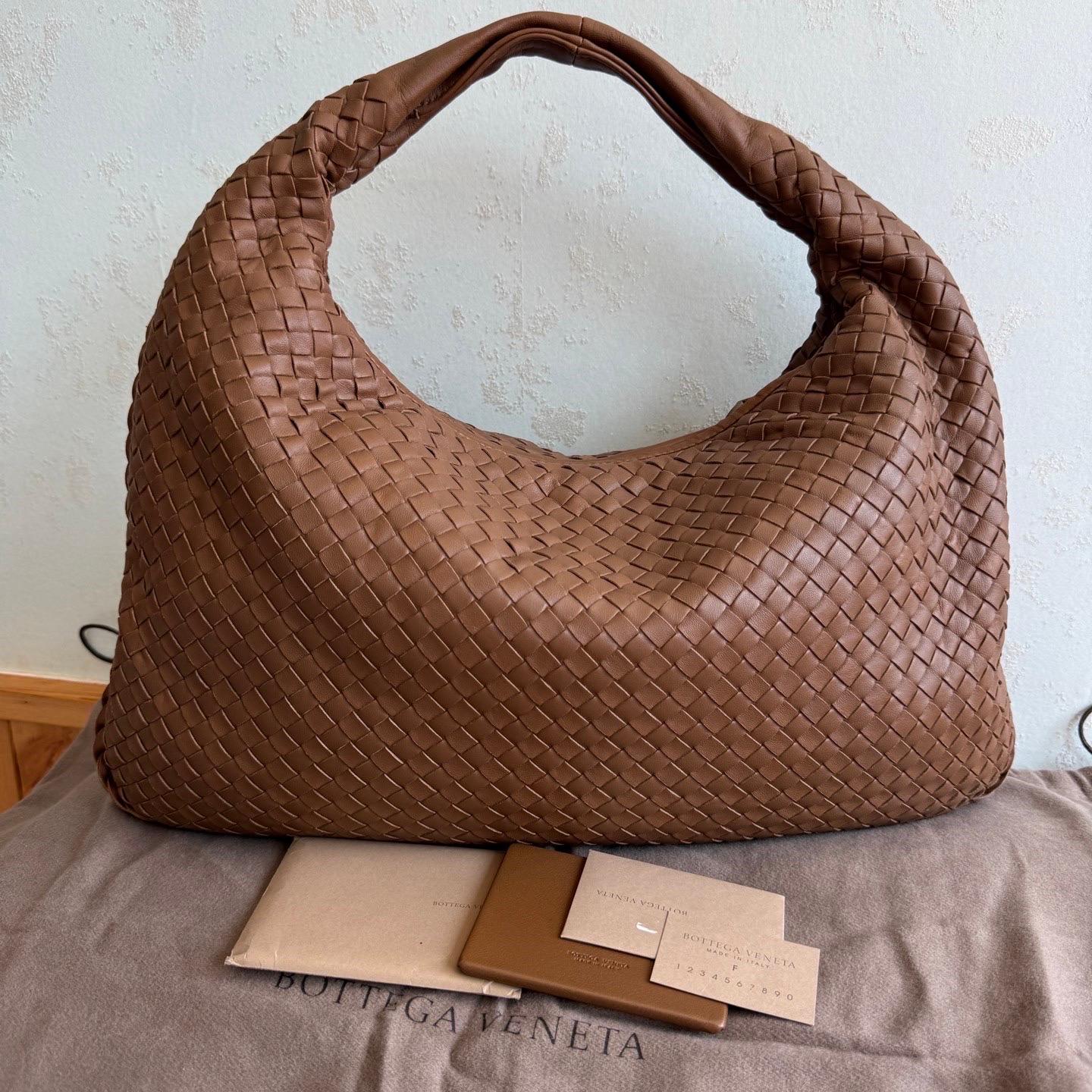 Bottega Veneta Intrecciato Hobo Tasche Medium Milchschokolade Braun Leder 47cm
 Dies sind professionelle Fotos der tatsächlichen Tasche.
 Diese Bottega Veneta Hobo Bag ist ein außergewöhnliches Stück Luxus, gefertigt aus dem ikonischen schwarzen