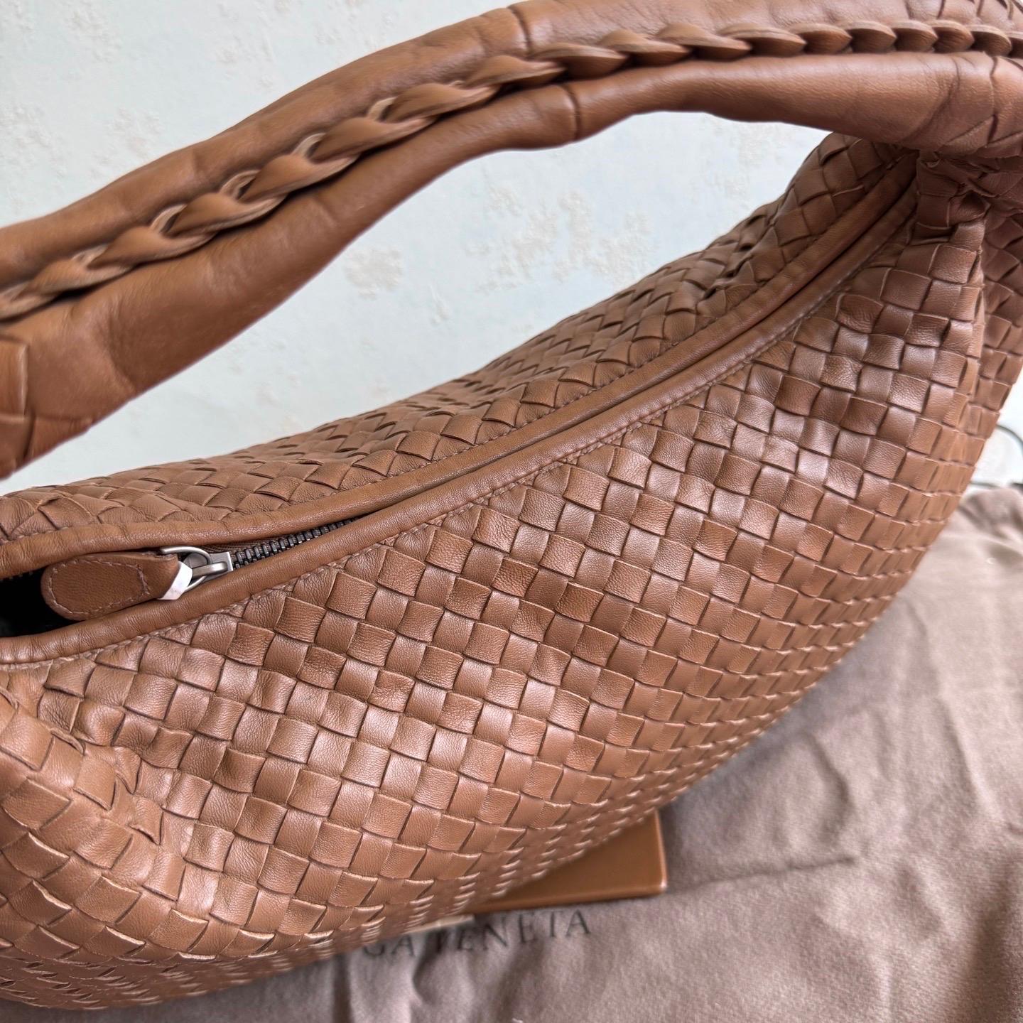 Bottega Veneta Intrecciato Hobo Tasche Medium Milchschokolade Braun Leder 47cm im Zustand „Hervorragend“ im Angebot in AUBERVILLIERS, FR