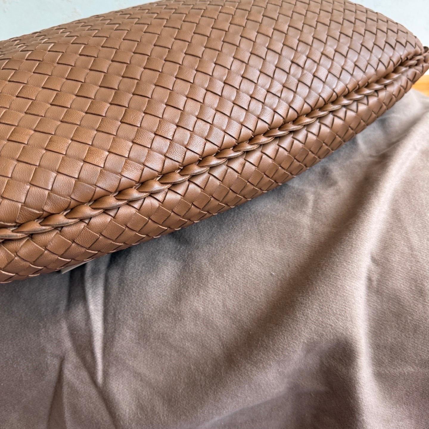 Bottega Veneta Intrecciato Hobo Tasche Medium Milchschokolade Braun Leder 47cm im Angebot 1