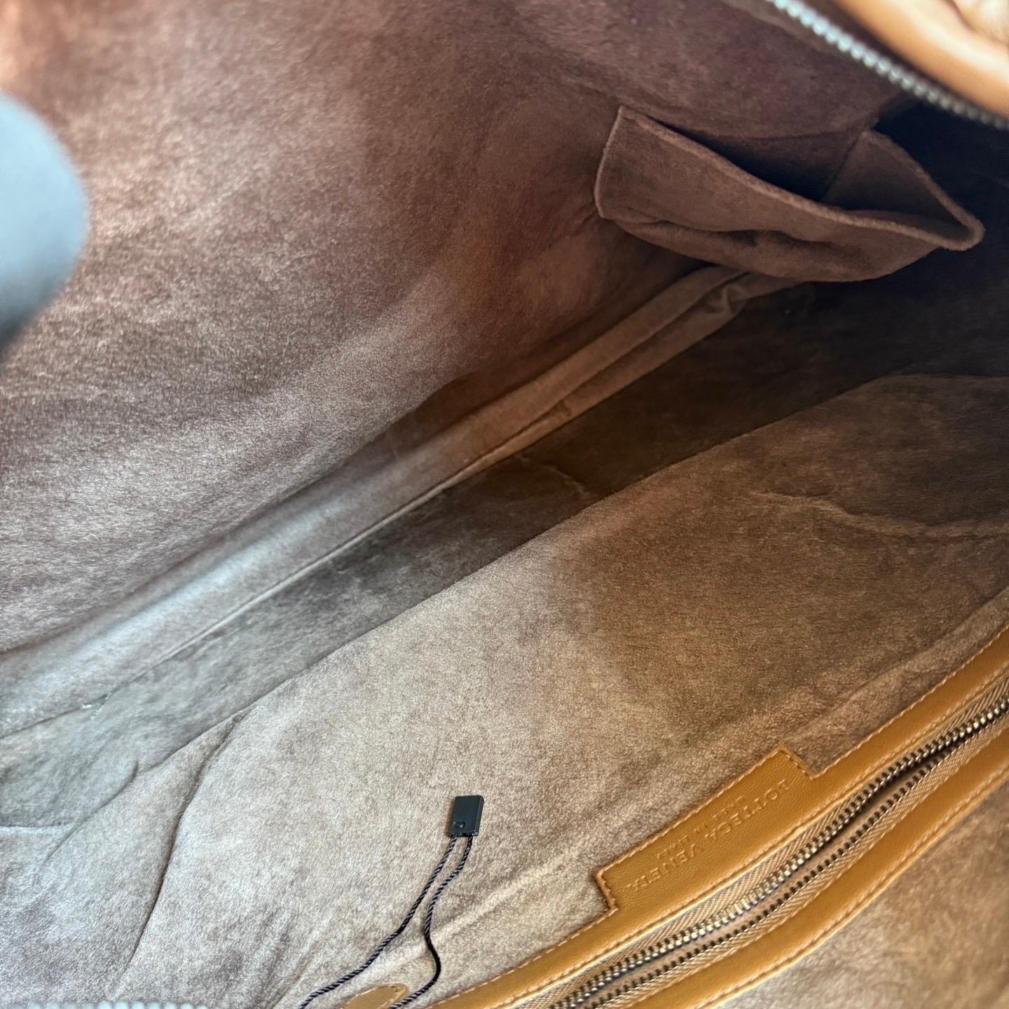 Bottega Veneta Intrecciato Hobo Tasche Medium Milchschokolade Braun Leder 47cm im Angebot 4