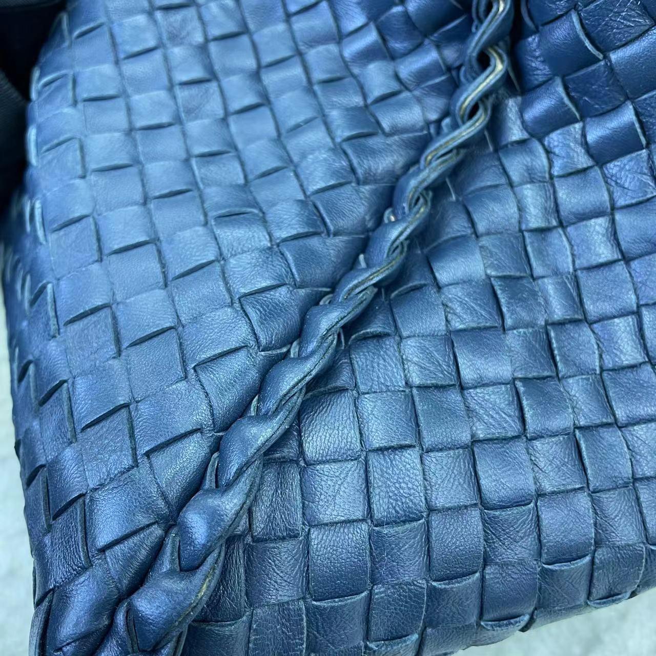 Bottega Veneta Intrecciato Hobo Bag Medium Navy Lambskin leather For Sale 7