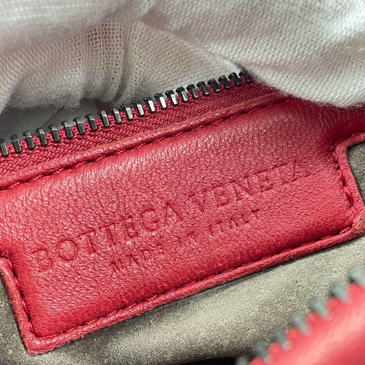 Sac hobo Intrecciato de Bottega Veneta en cuir d'agneau rouge de taille moyenne 48 cm en vente 5