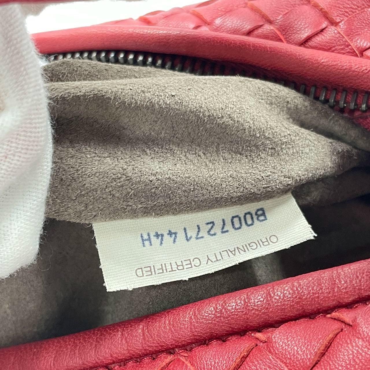 Sac hobo Intrecciato de Bottega Veneta en cuir d'agneau rouge de taille moyenne 48 cm en vente 8