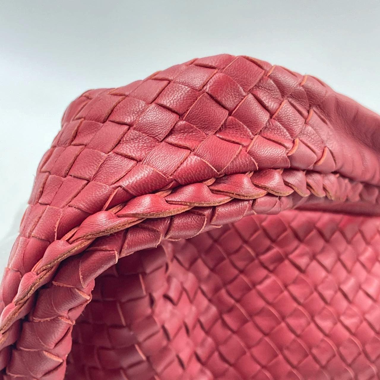 Sac hobo Intrecciato de Bottega Veneta en cuir d'agneau rouge de taille moyenne 48 cm en vente 9