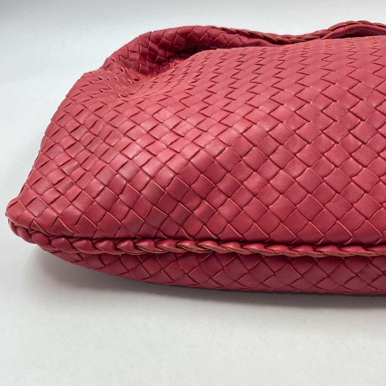 Sac hobo Intrecciato de Bottega Veneta en cuir d'agneau rouge de taille moyenne 48 cm en vente 11
