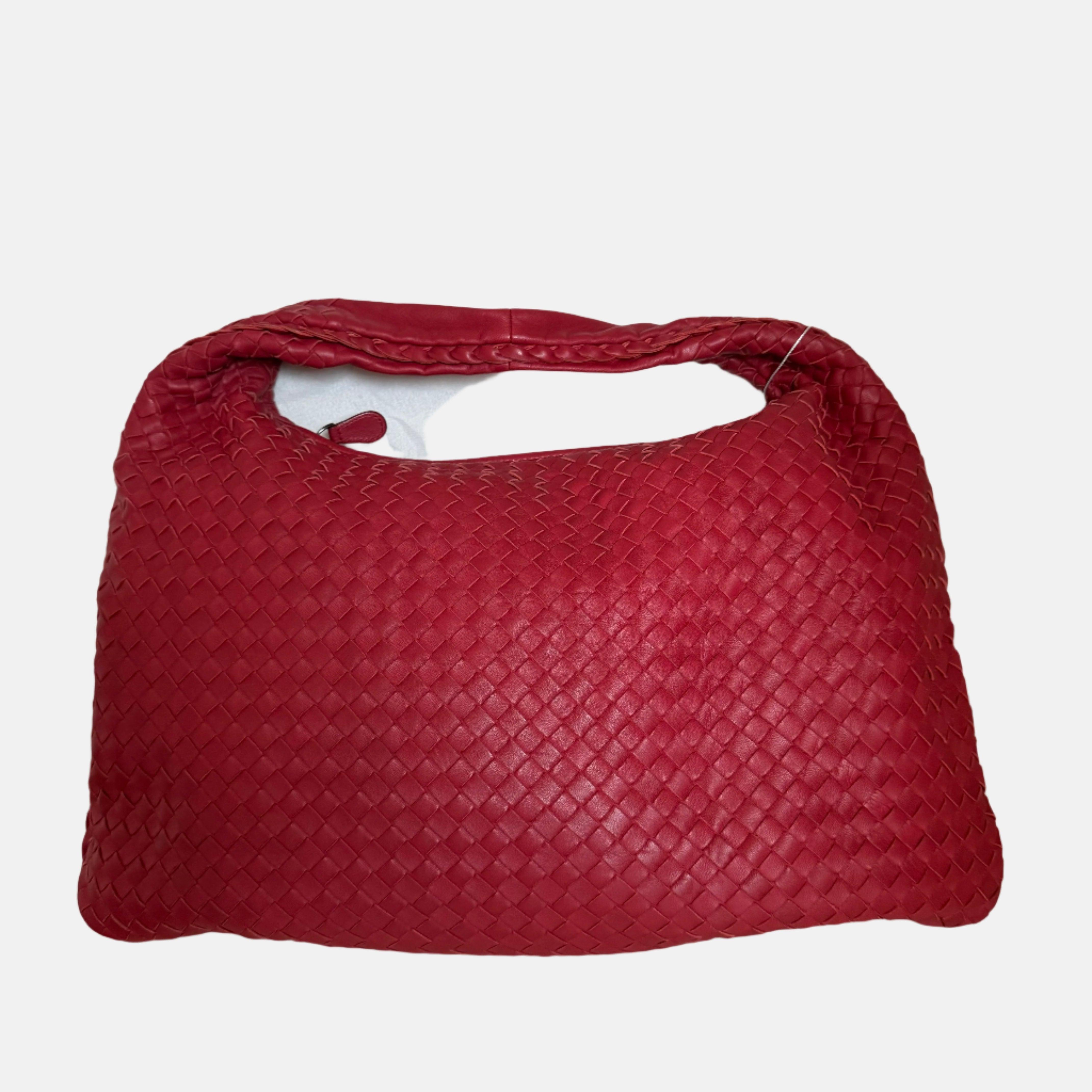 Sac hobo Intrecciato de Bottega Veneta en cuir d'agneau rouge de taille moyenne 48 cm
Il s'agit de photos professionnelles du sac.
  Ce sac hobo Bottega Veneta est une pièce de luxe exceptionnelle, réalisée en cuir d'agneau avec le tissage
