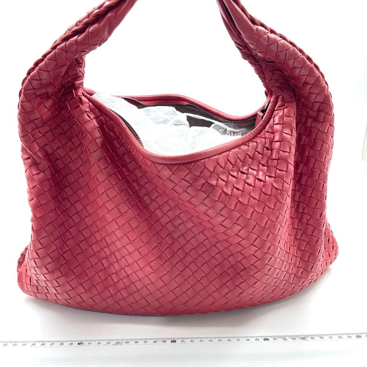 Rouge Sac hobo Intrecciato de Bottega Veneta en cuir d'agneau rouge de taille moyenne 48 cm en vente