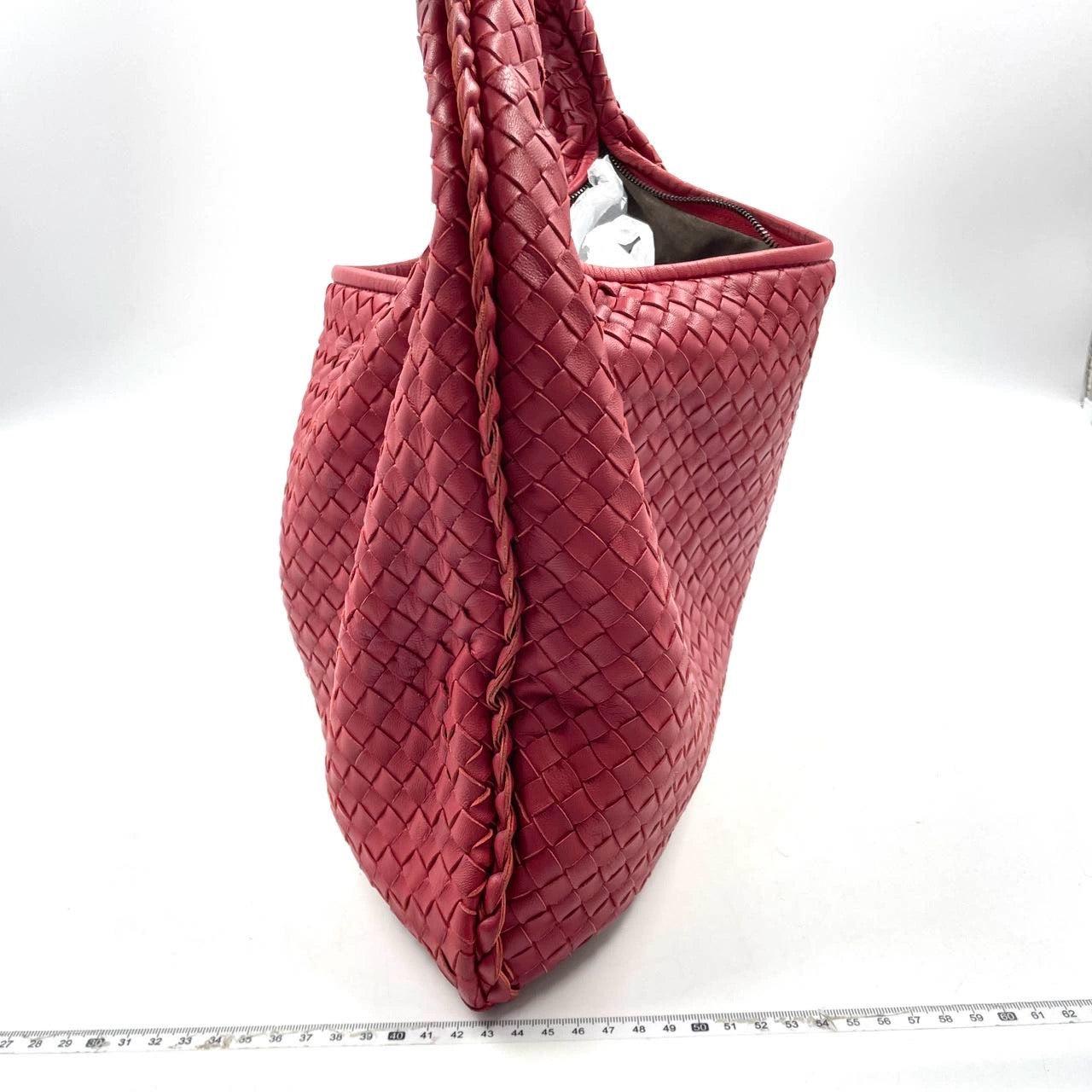 Sac hobo Intrecciato de Bottega Veneta en cuir d'agneau rouge de taille moyenne 48 cm Excellent état - En vente à AUBERVILLIERS, FR