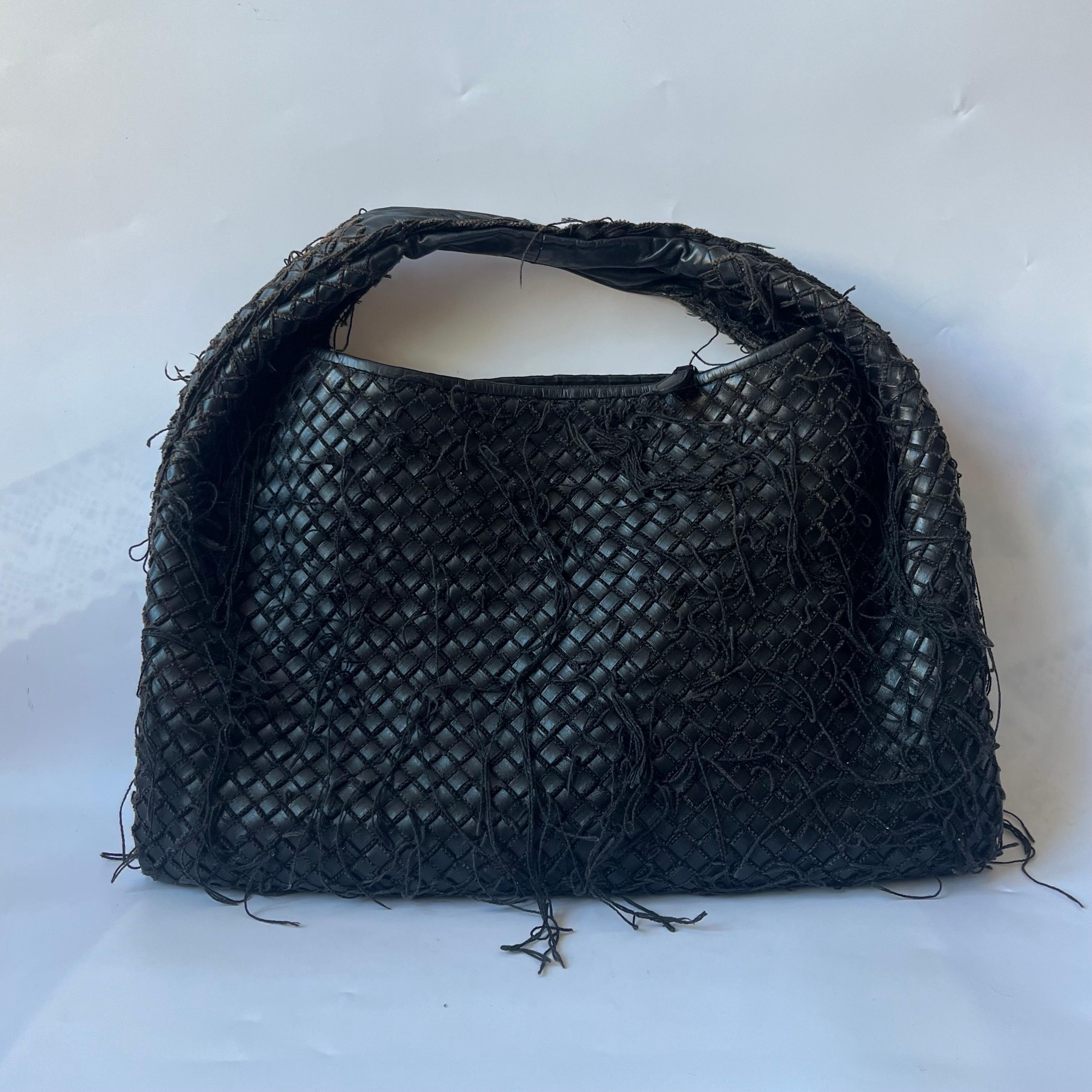Bottega Veneta Intrecciato Hobo Tasche Netz & Fransen Schwarzes Lammfell Leder Medium im Angebot 6
