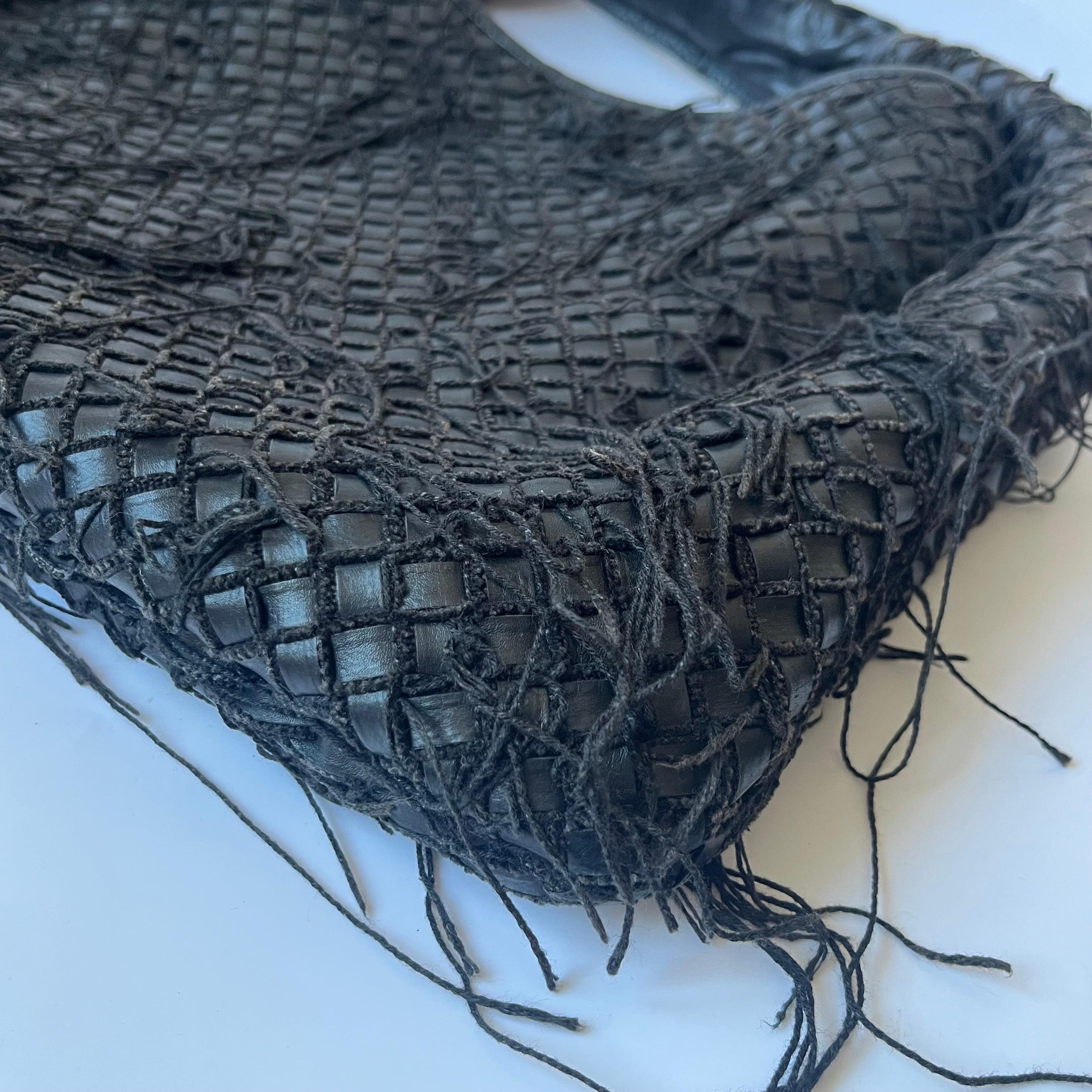 Bottega Veneta Intrecciato Hobo Tasche Netz & Fransen Schwarzes Lammfell Leder Medium im Angebot 10