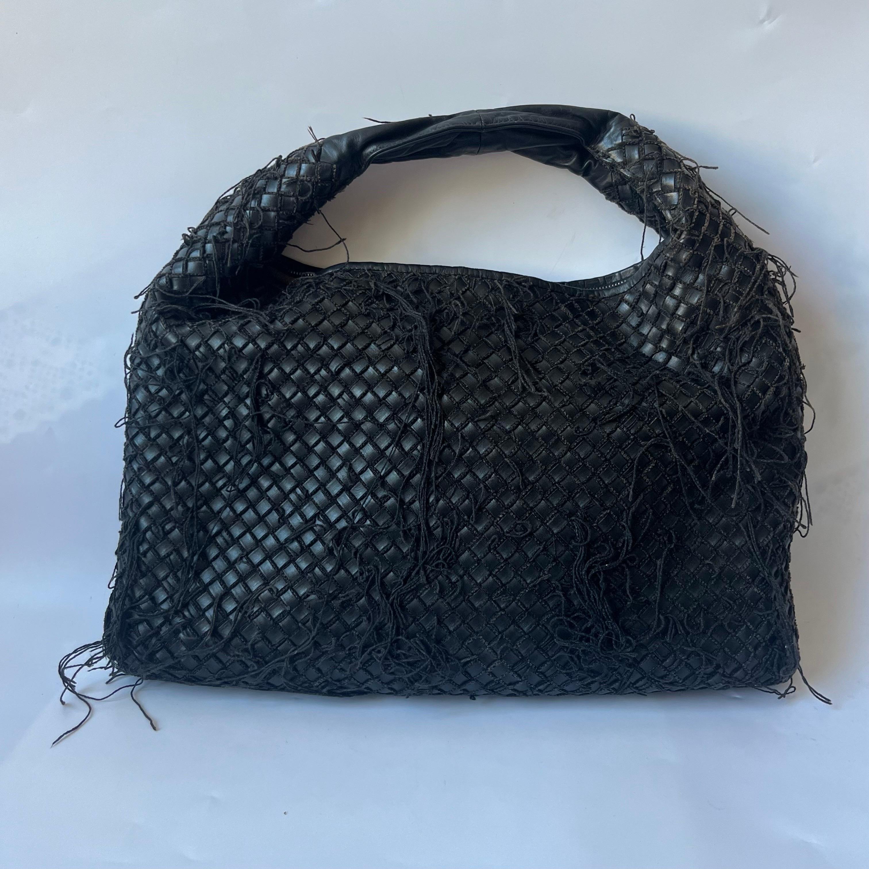 Bottega Veneta Intrecciato Hobo Tasche Netz & Fransen Schwarzes Lammfell Leder Medium im Angebot 12