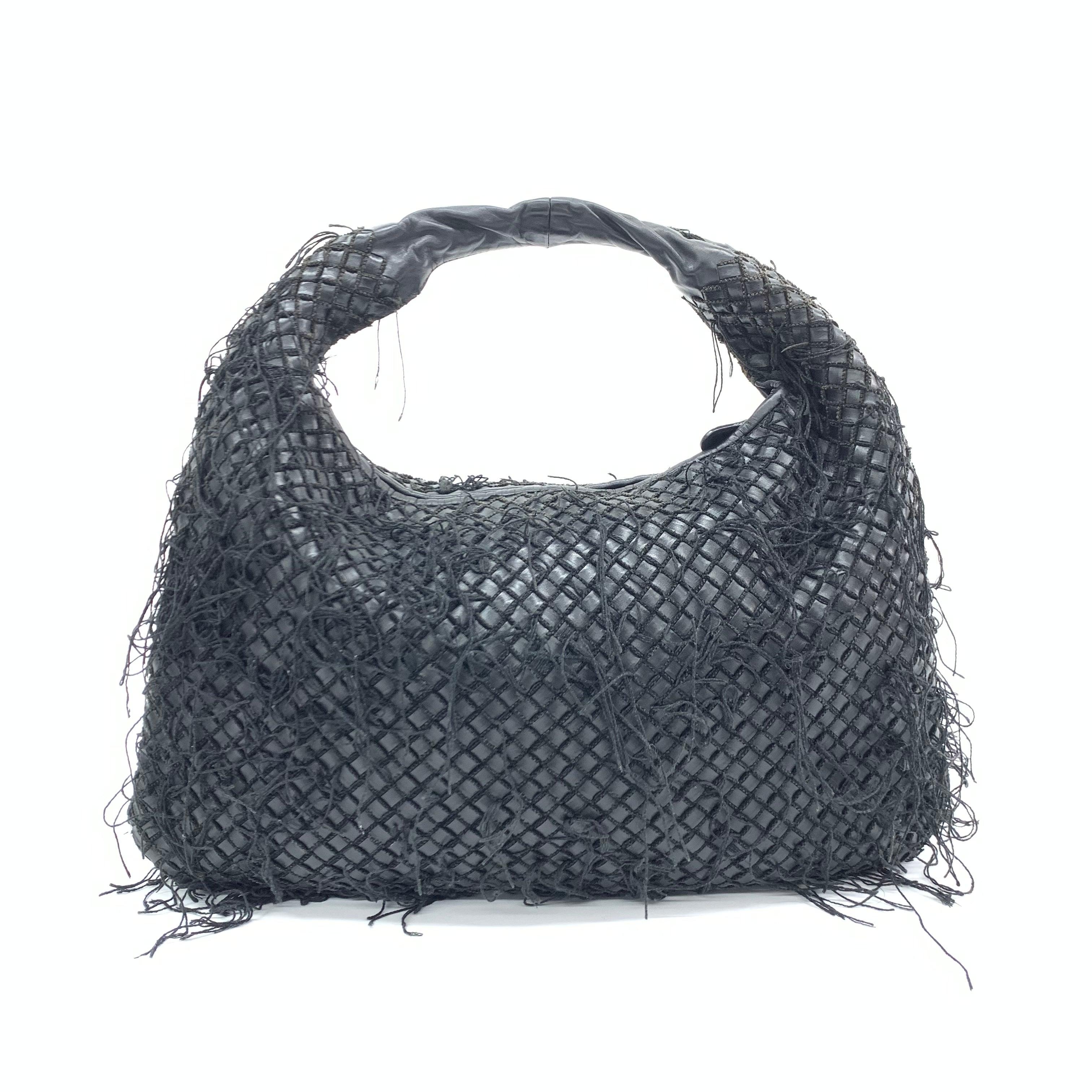 Bottega Veneta Intrecciato Hobo Tasche Netz und Fransen Schwarz Lammleder Medium 45cm
  Dies sind professionelle Fotos der tatsächlich von Luxbags angebotenen Tasche.
  Diese Bottega Veneta Hobo Bag ist ein außergewöhnliches Stück Luxus, gefertigt
