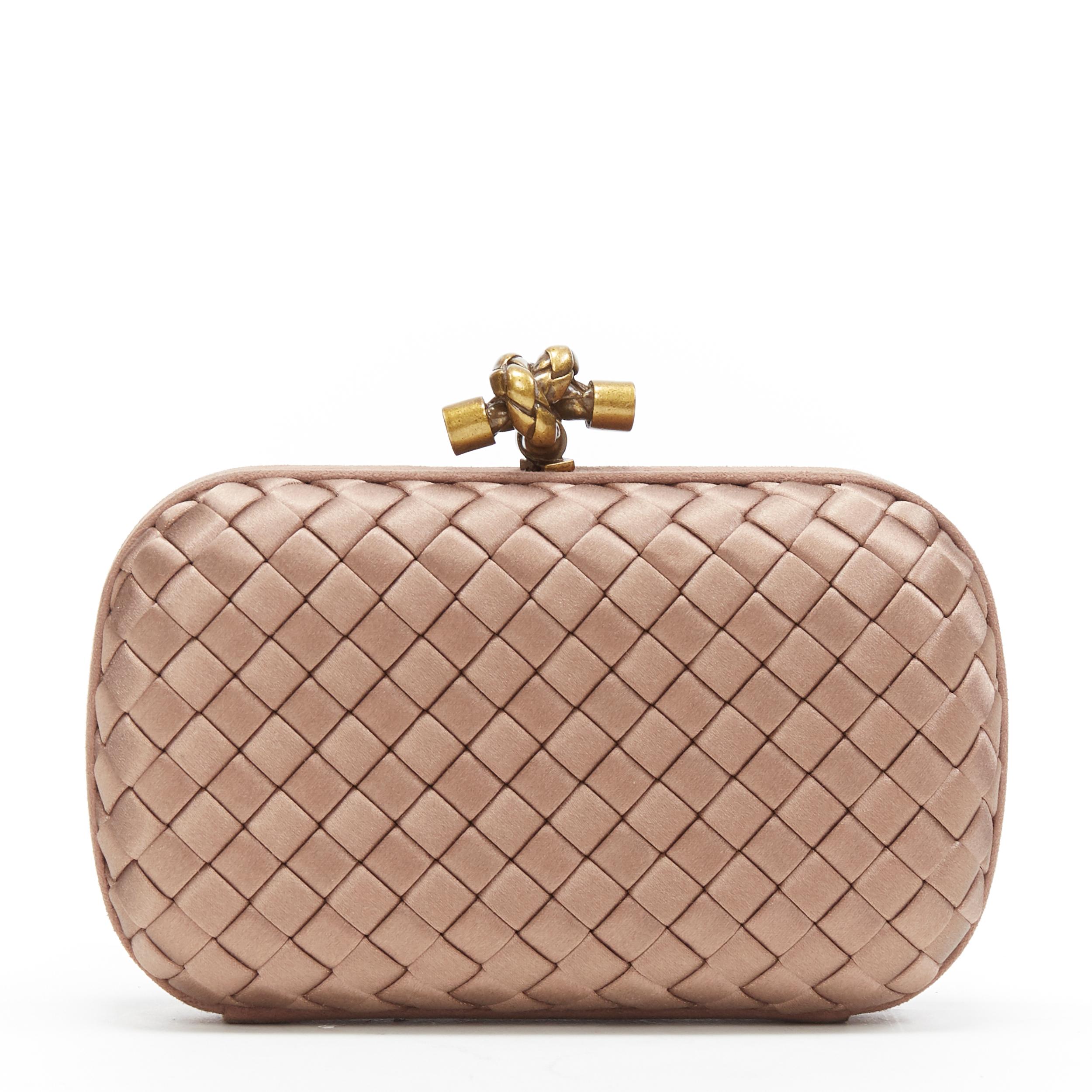 Bottega Veneta Intrecciato Knot dusty taupe, pochette in satin di seta intrecciata In condizioni ottime a Hong Kong, NT