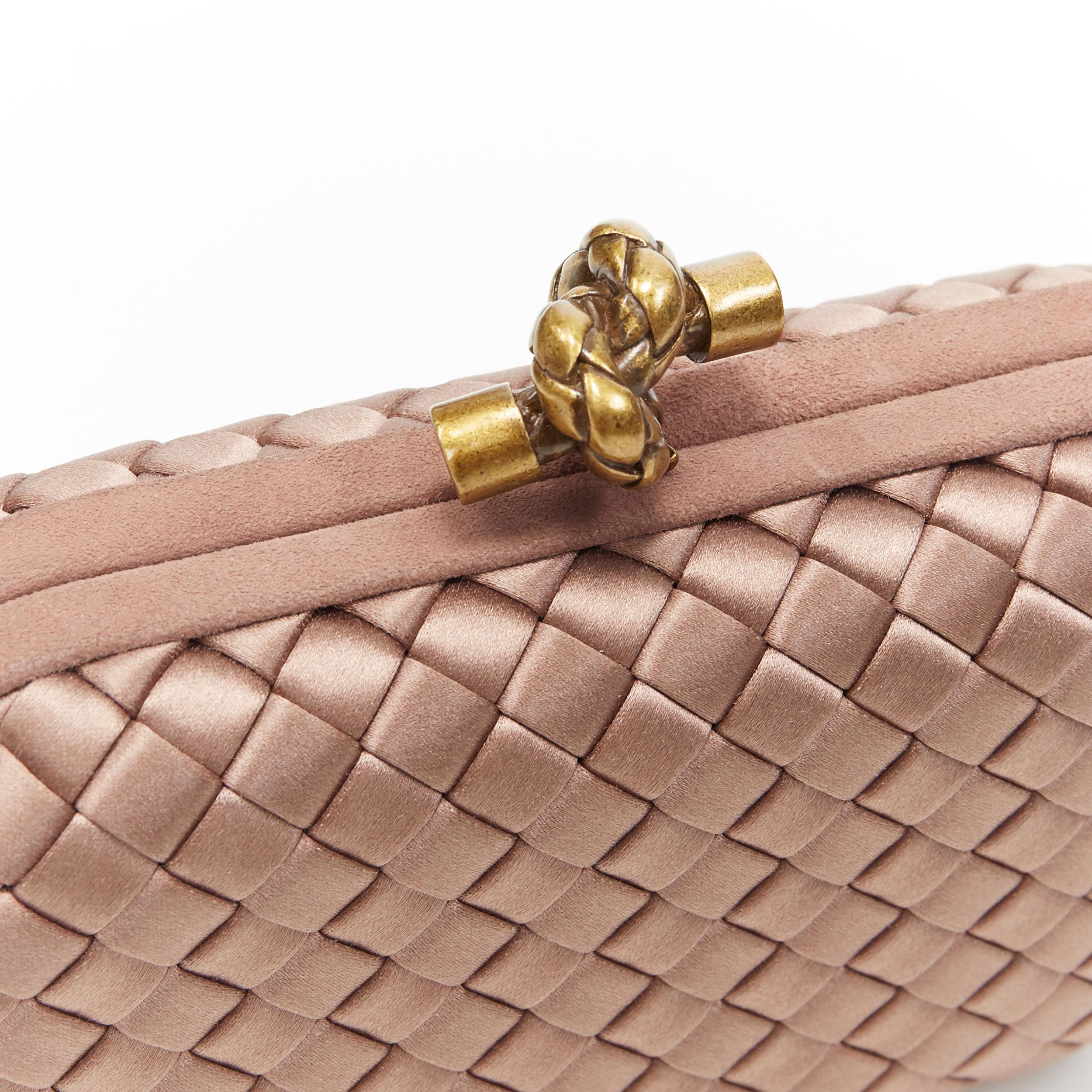 Bottega Veneta Intrecciato Knot dusty taupe, pochette in satin di seta intrecciata 2