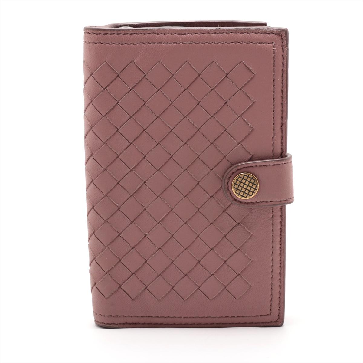 The Bottega Veneta Intrecciato Leather Bifold Wallet is a timeless expression of sophistication and craftsmanship. Meticulously crafted from supple leather using the brand's signature intrecciato technique, the wallet exudes understated luxury. Its