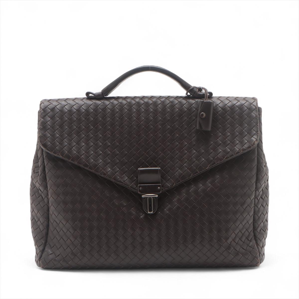 Die Bottega Veneta Intrecciato Business-Tasche aus Leder in Braun ist ein raffiniertes und fachmännisch gefertigtes Stück für den modernen Geschäftsmann. Sie ist aus dem für die Marke charakteristischen Intrecciato-Leder gefertigt und besticht durch
