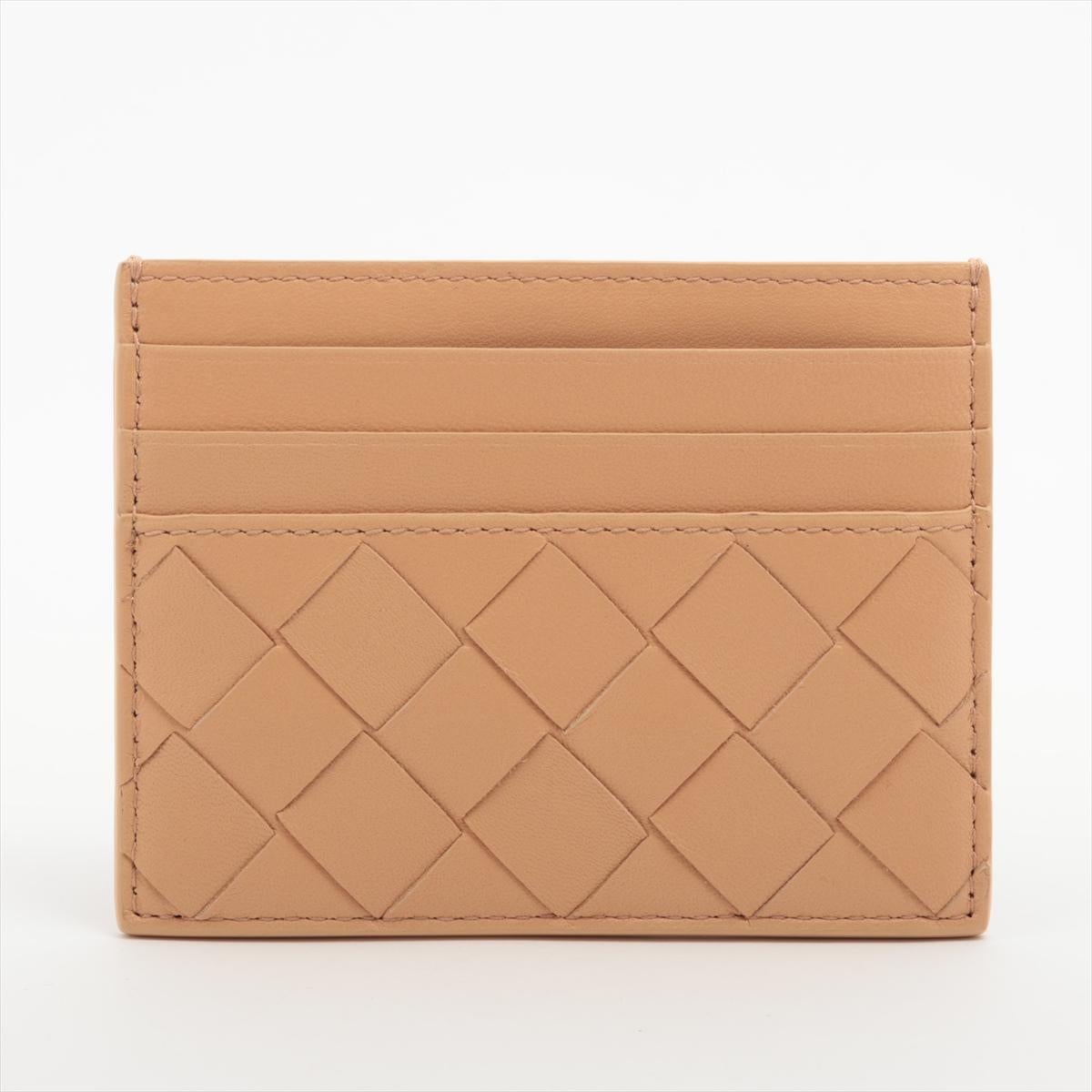 The Bottega Veneta Intrecciato Leather Card Case in Beige is a refined and versatile accessory that showcases the brand's iconic craftsmanship. Crafted from high-quality leather using Bottega Veneta's signature Intrecciato weaving technique, the